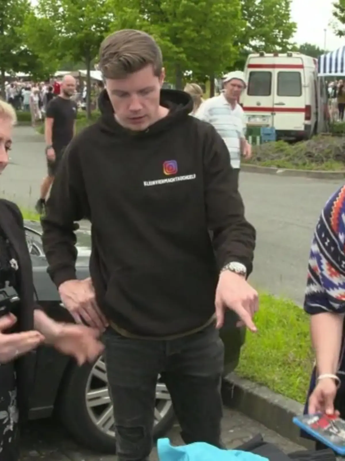 Die RTL- Reporterinnen Anke Reichardt und Wiebke Wittneben sind mit versteckter Kamera auf Flohmärkte gegangen, um Schnäppchen-Tricks auszuprobieren. Welche am besten ziehen, sehen Sie oben im Video.