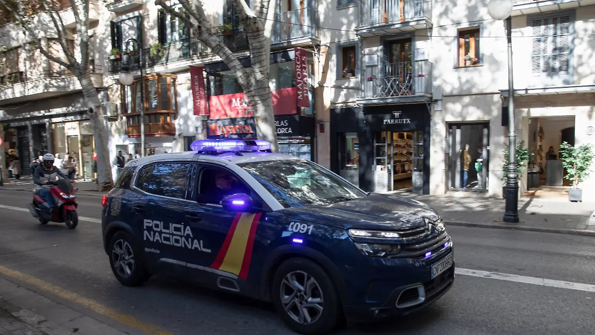 ARCHIV - 29.11.2024, Spanien, Palma: Ein Polizeiwagen fährt durch die Stadt. (zu dpa: «Zwangsheirat: Eltern sollen 14-Jährige verkauft haben») Foto: Clara Margais/dpa +++ dpa-Bildfunk +++