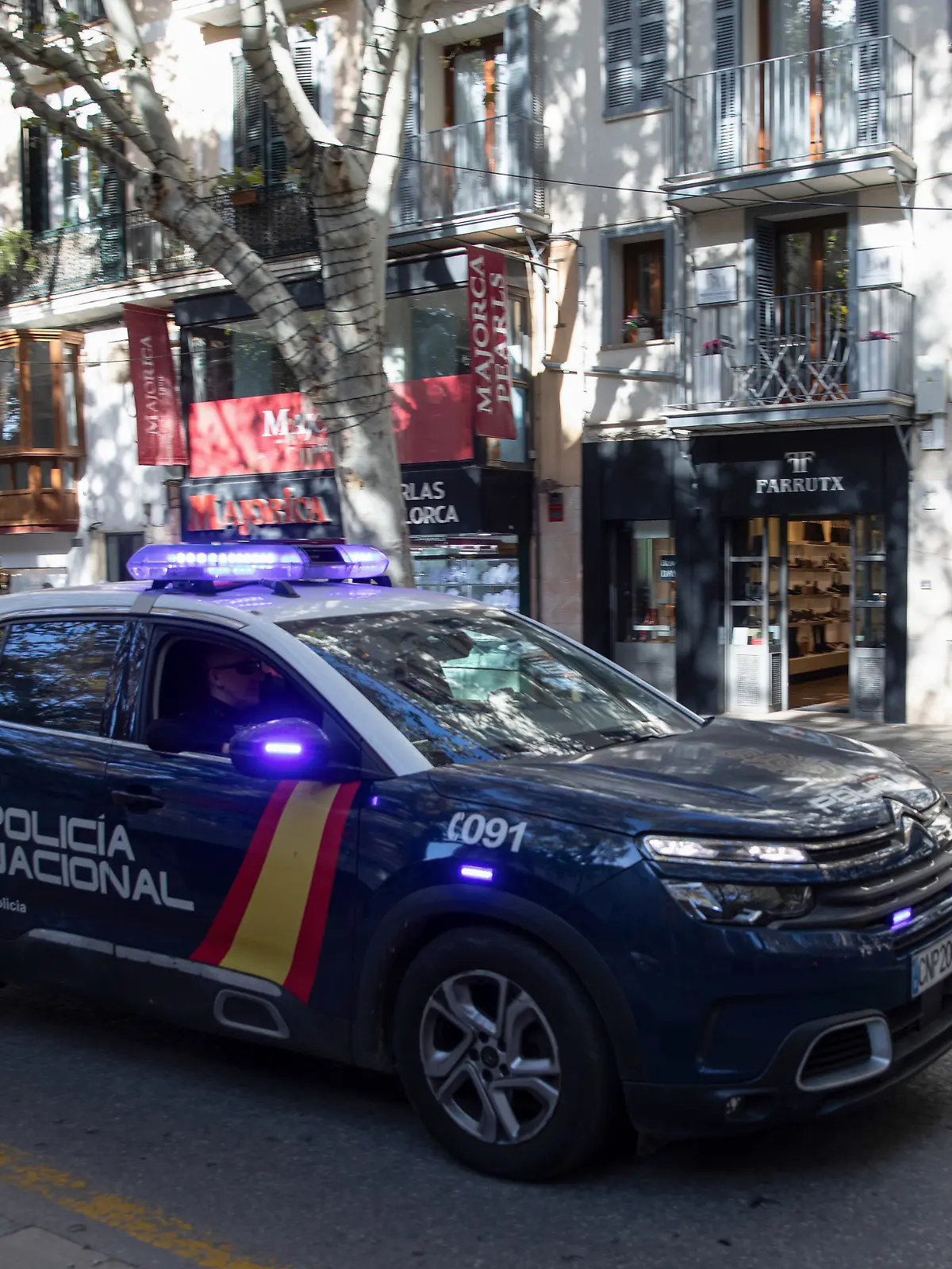 ARCHIV - 29.11.2024, Spanien, Palma: Ein Polizeiwagen fährt durch die Stadt. (zu dpa: «Zwangsheirat: Eltern sollen 14-Jährige verkauft haben») Foto: Clara Margais/dpa +++ dpa-Bildfunk +++