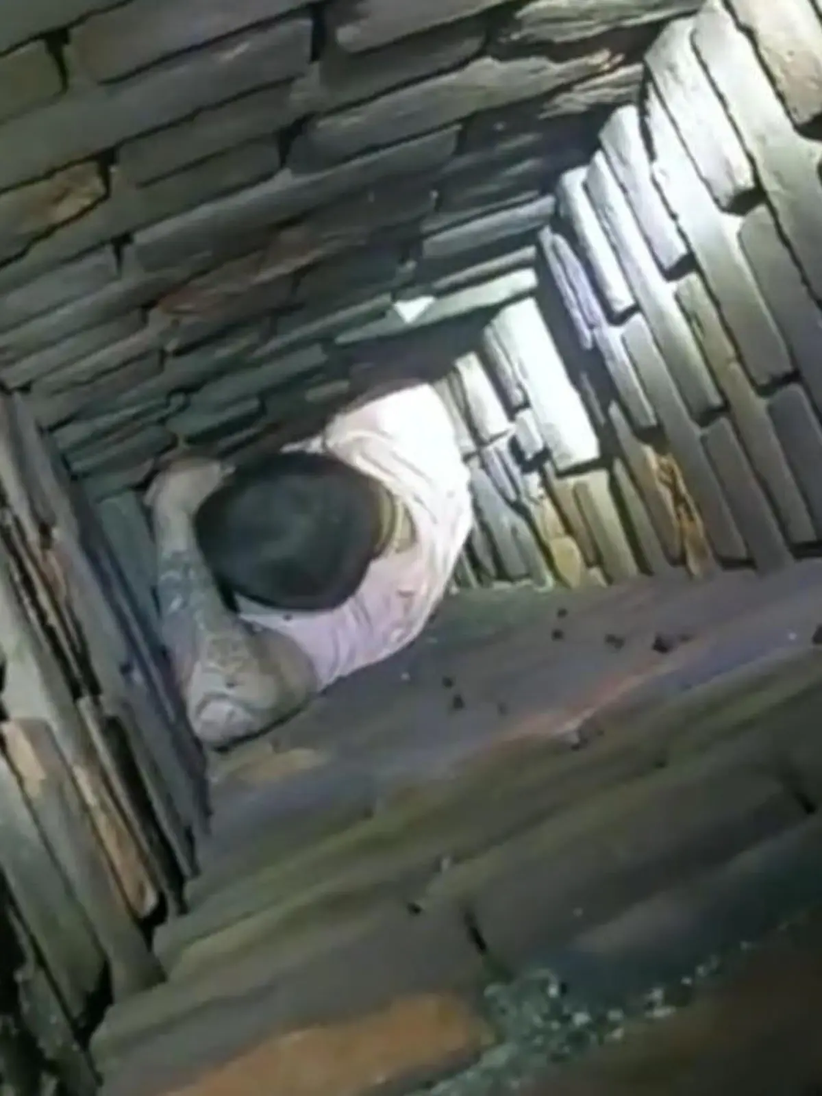 Mann bleibt bei Flucht durch Kamin stecken.