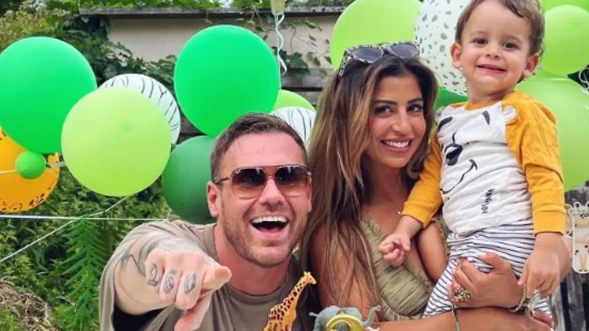 Chris Broy und Eva Benetatou feiern den zweiten Geburtstag ihres Sohnes.