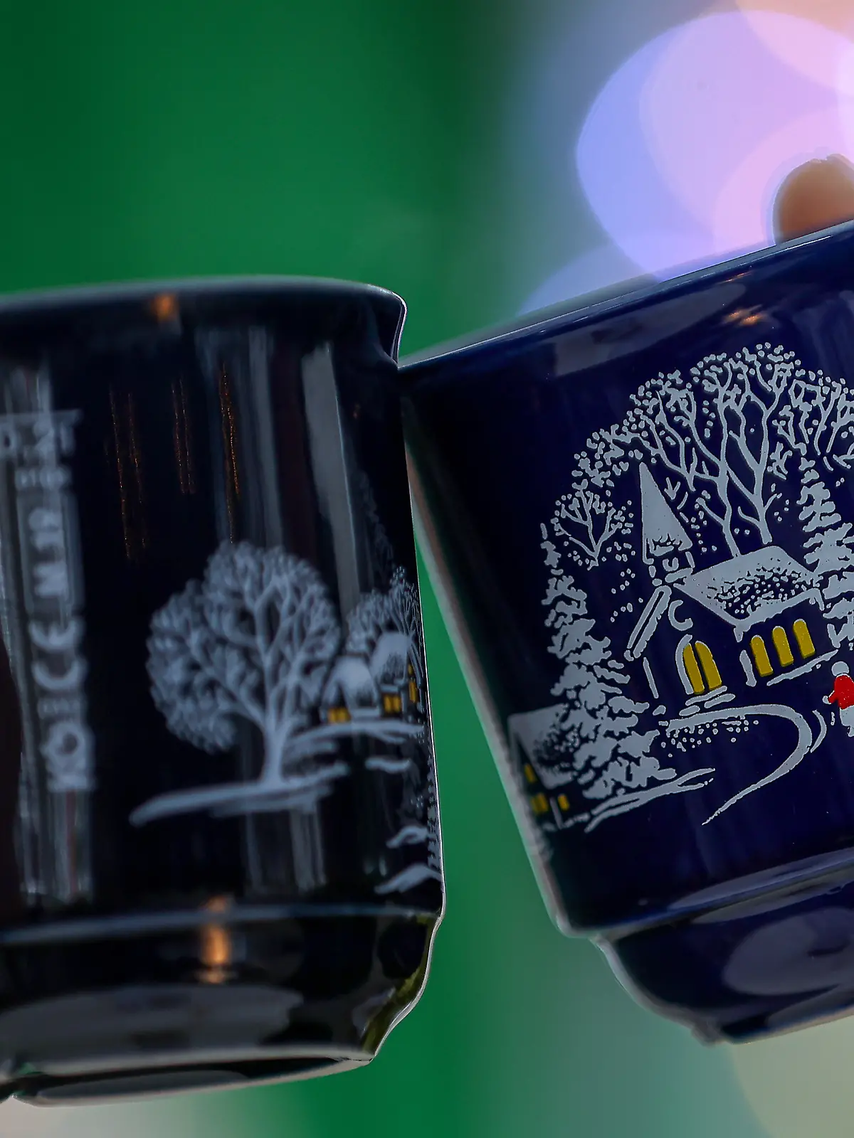 Männer stoßen mit Glühwein an