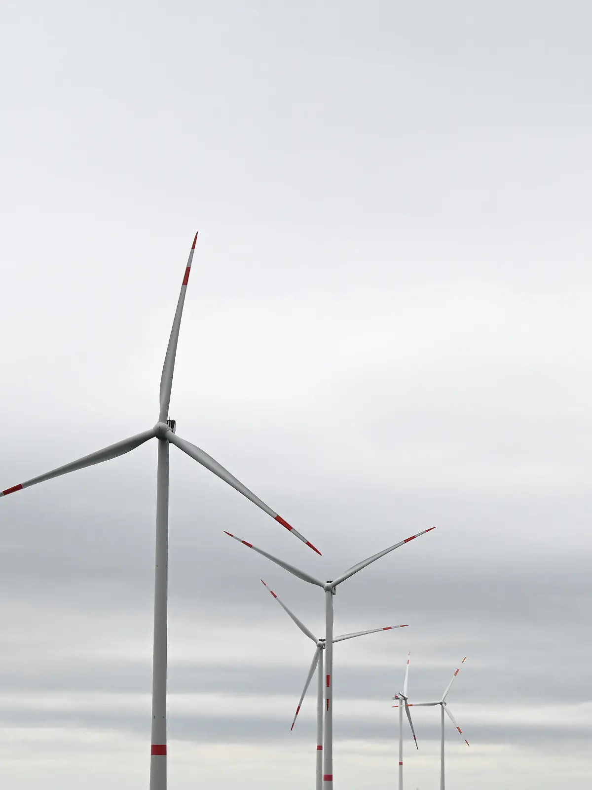 ARCHIV - 09.04.2024, Baden-Württemberg, Ilshofen: Bei starkem Wind und wolkenverhangenem Himmel drehen sich Windräder zur Stromerzeugung. Eine von der Nordsee kommende Kaltfront beendet vorläufig das frühsommerliche Wetter im Südwesten. Wie der Deutsche Wetterdienst (DWD) am Dienstag mitteilte, wird es vor allem im Süden des Landes regnen. Zeitweise bläst Wind, im Bergland kann er auch stürmisch werden. Am Schwarzwaldgipfel Feldberg wird nachmittags sogar Schneeregen erwartet.
Nach der Abkühlung soll es dann am Donnerstag dann wieder viel Sonne in Baden-Württemberg geben, wie der DWD berichtete. (zu dpa: «Nach dem Sturm kommen Regen und Schnee im Südwesten») Foto: Bernd Weißbrod/dpa +++ dpa-Bildfunk +++