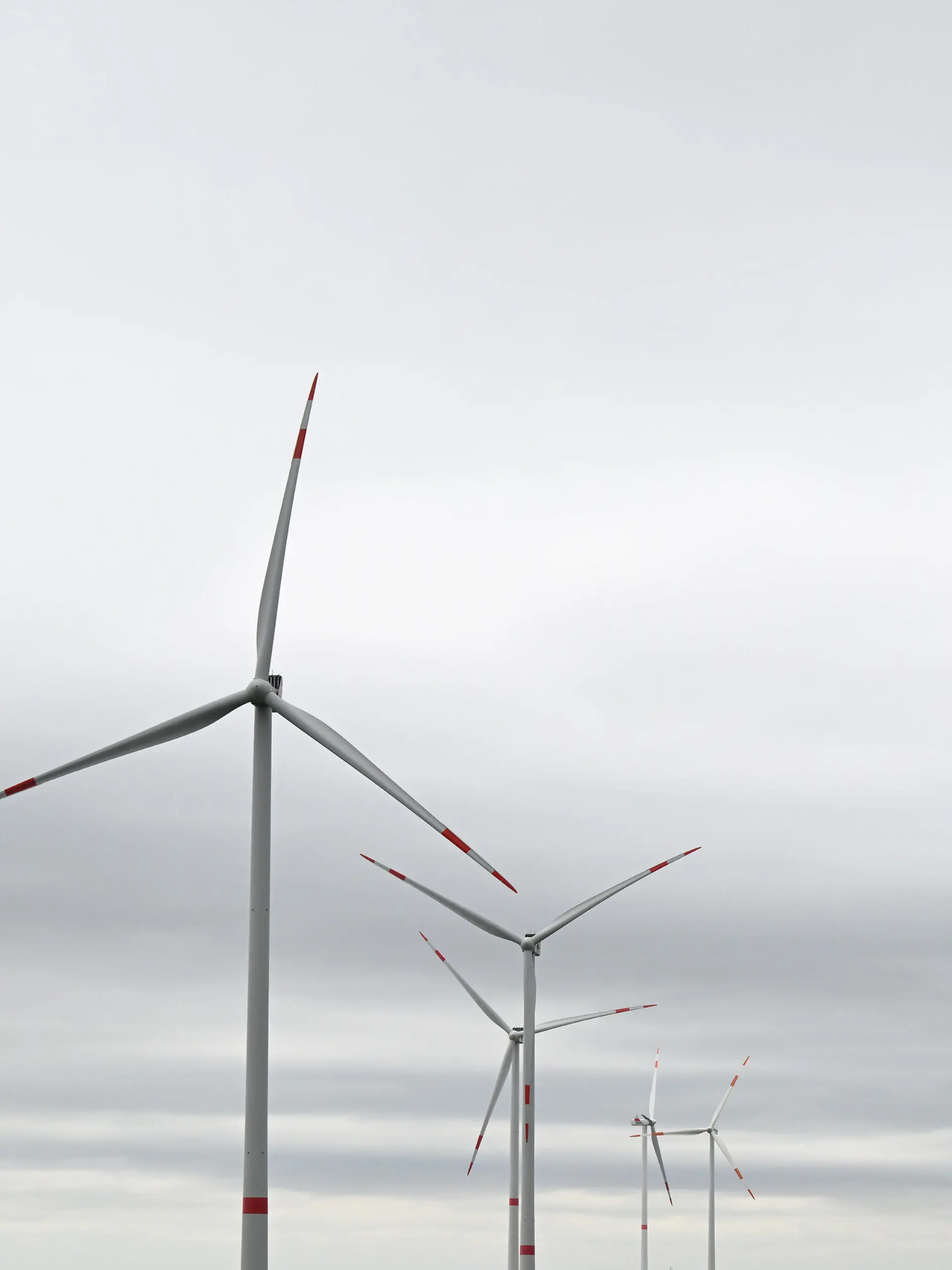 ARCHIV - 09.04.2024, Baden-Württemberg, Ilshofen: Bei starkem Wind und wolkenverhangenem Himmel drehen sich Windräder zur Stromerzeugung. Eine von der Nordsee kommende Kaltfront beendet vorläufig das frühsommerliche Wetter im Südwesten. Wie der Deutsche Wetterdienst (DWD) am Dienstag mitteilte, wird es vor allem im Süden des Landes regnen. Zeitweise bläst Wind, im Bergland kann er auch stürmisch werden. Am Schwarzwaldgipfel Feldberg wird nachmittags sogar Schneeregen erwartet.
Nach der Abkühlung soll es dann am Donnerstag dann wieder viel Sonne in Baden-Württemberg geben, wie der DWD berichtete. (zu dpa: «Nach dem Sturm kommen Regen und Schnee im Südwesten») Foto: Bernd Weißbrod/dpa +++ dpa-Bildfunk +++
