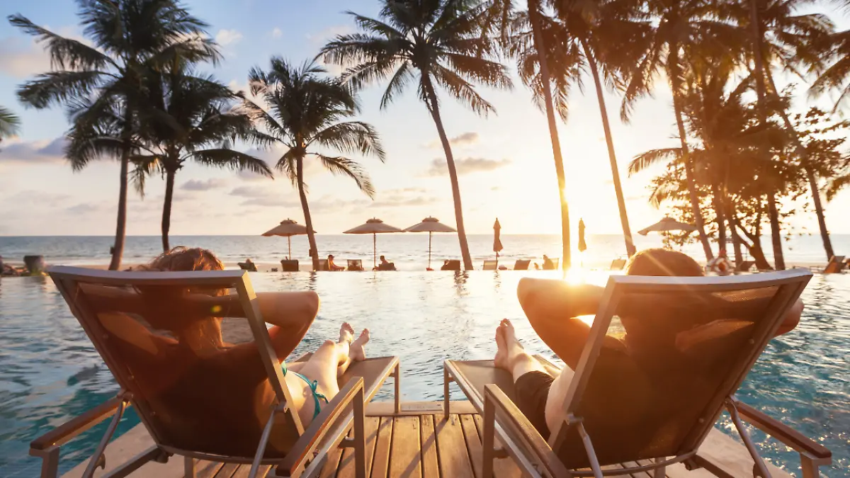 Paar relaxt im Urlaub