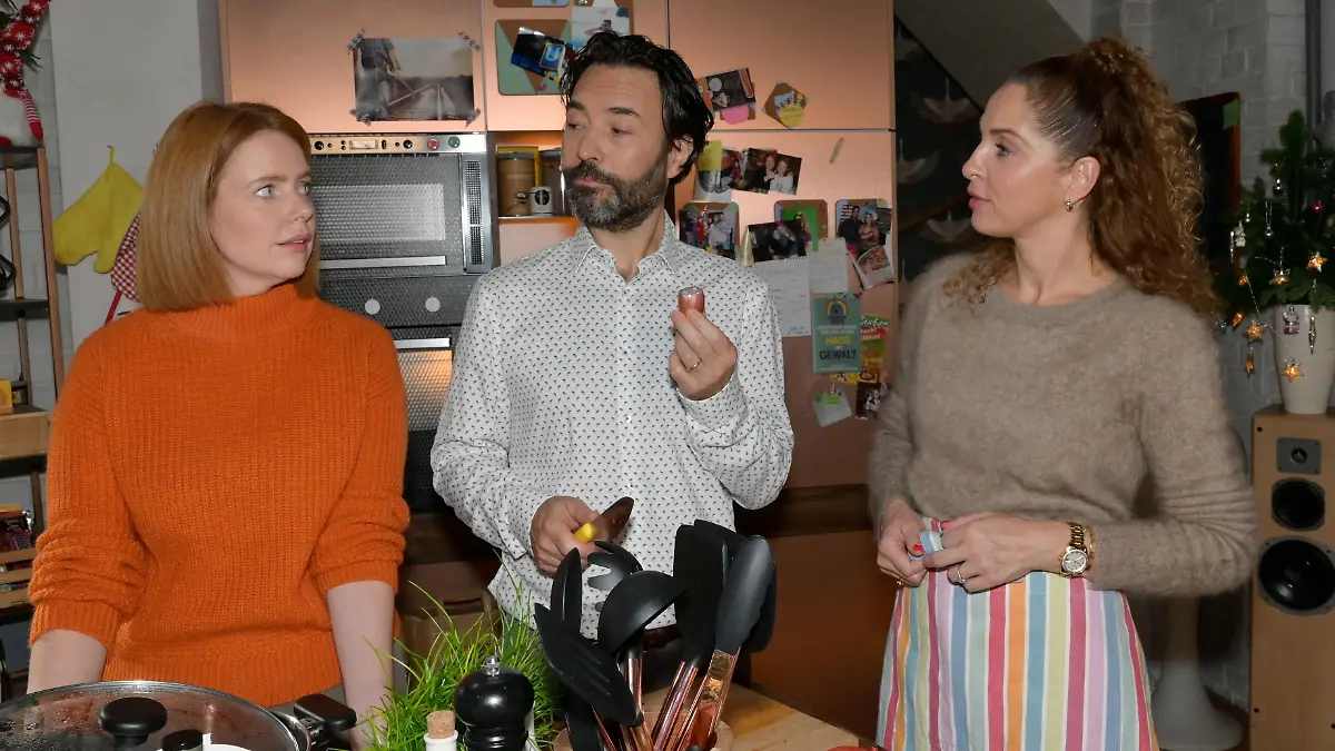 Toni (Olivia Marei, l.) lernt überrumpelt den neuen Mann ihrer Mutter Nina (Maria Wedig), Pedro Navarro (Alberto Ruano), kennen.