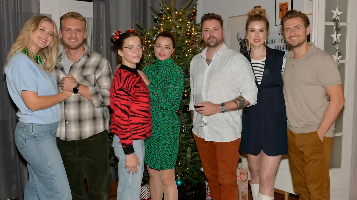 Weihnachten bei den Bachmanns (v.l.): Alicia (Josefin Bressel), Paul (Niklas Osterloh), Kate, Emily (Anne Menden), John (Felix von Jascheroff), Jessica (Nina Ensmann) und Philip (Jörn Schlönvoigt)