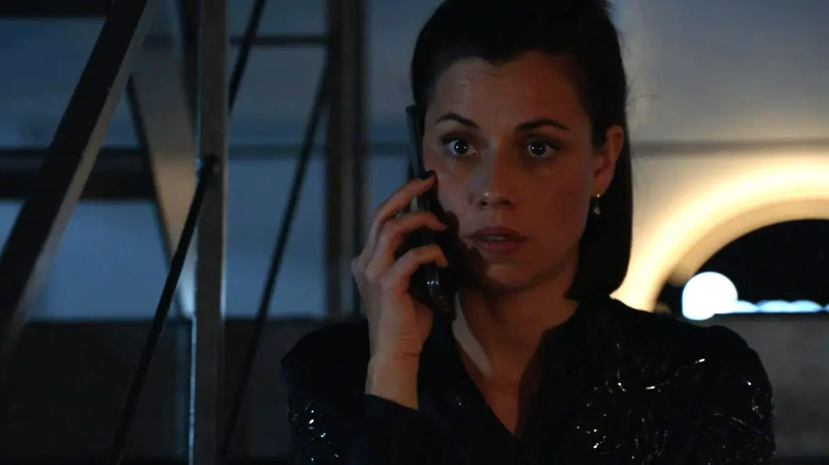 Matilda weiht Julian in ihre finsteren Pläne ein