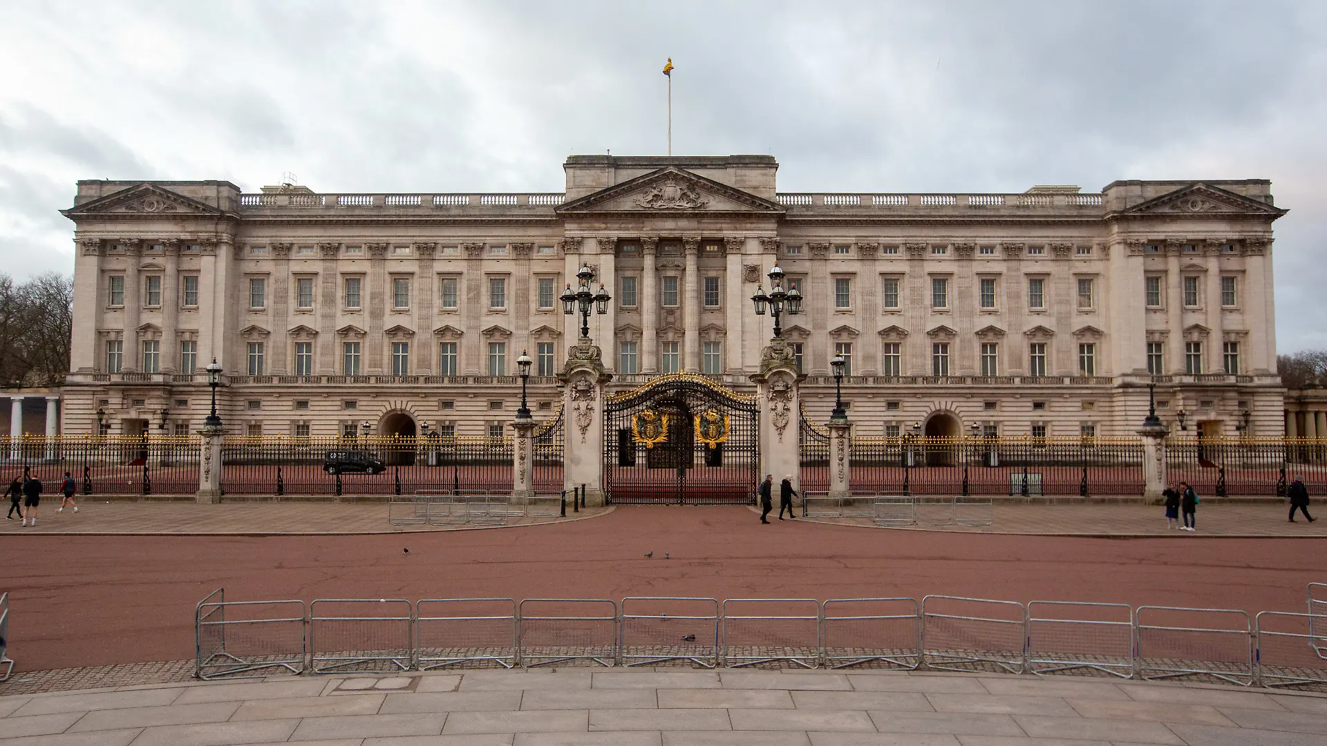 Die Weihnachtsfeier von Angestellten des Buckingham-Palasts endete in der Nacht zum Mittwoch mit einem Polizeieinsatz und der Festnahme einer 24-jährigen Palast-Mitarbeiterin.