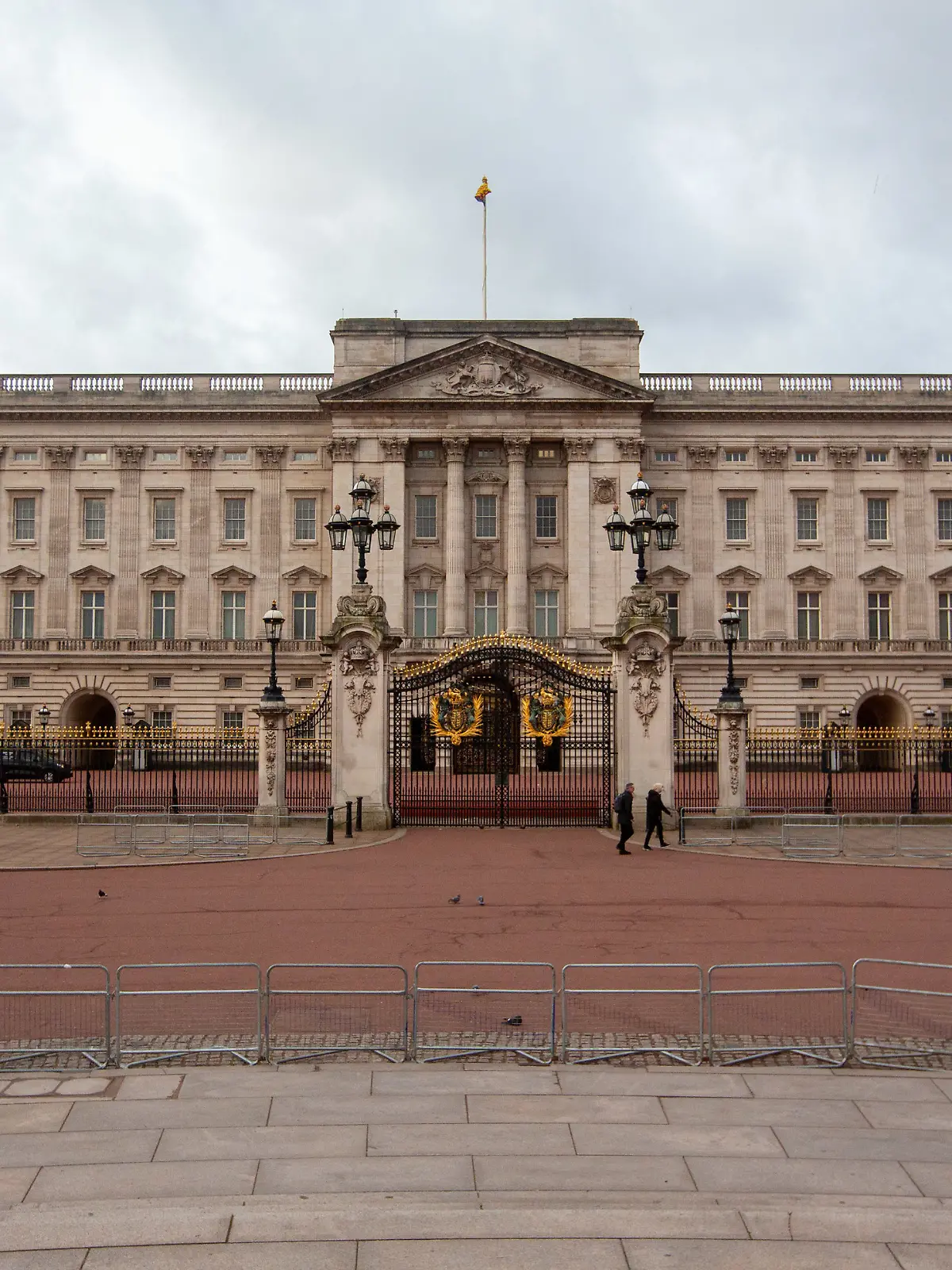 Die Weihnachtsfeier von Angestellten des Buckingham-Palasts endete in der Nacht zum Mittwoch mit einem Polizeieinsatz und der Festnahme einer 24-jährigen Palast-Mitarbeiterin.