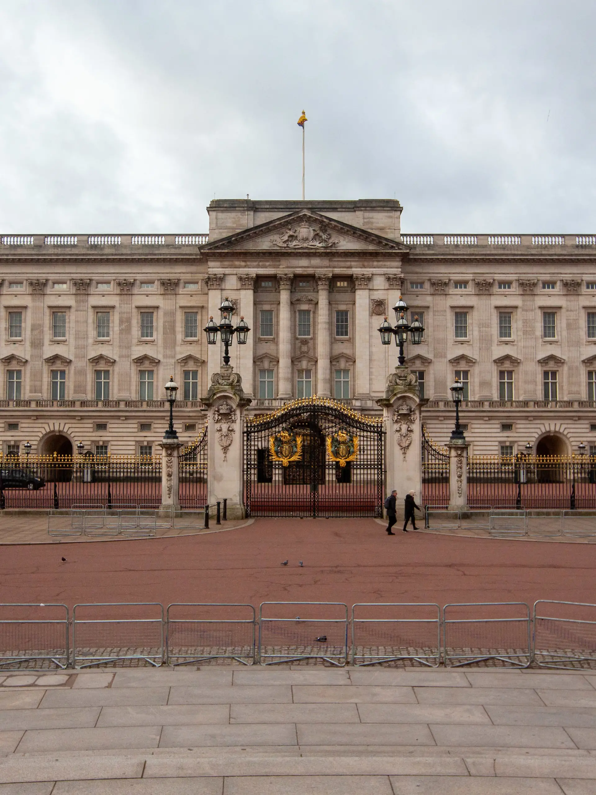 Die Weihnachtsfeier von Angestellten des Buckingham-Palasts endete in der Nacht zum Mittwoch mit einem Polizeieinsatz und der Festnahme einer 24-jährigen Palast-Mitarbeiterin.