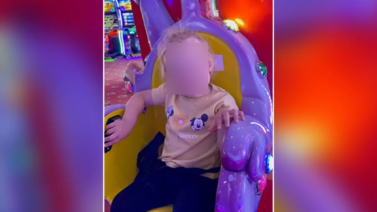 Wie bei einem Familienausflug hat ein Pärchen einen Buggy mit einem Mädchen tagelang durch die Gegend geschoben. Nur: Die zweijährige Isabella war tot. Jetzt wurde das Paar verurteilt.