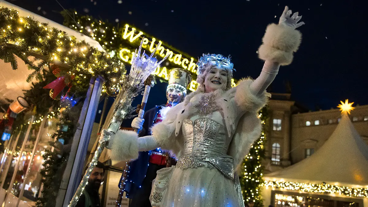 Der Weihnachtsengel ist auf dem Weihnachtsmarkt auf dem Bebelplatz an der Staatsoper unterwegs