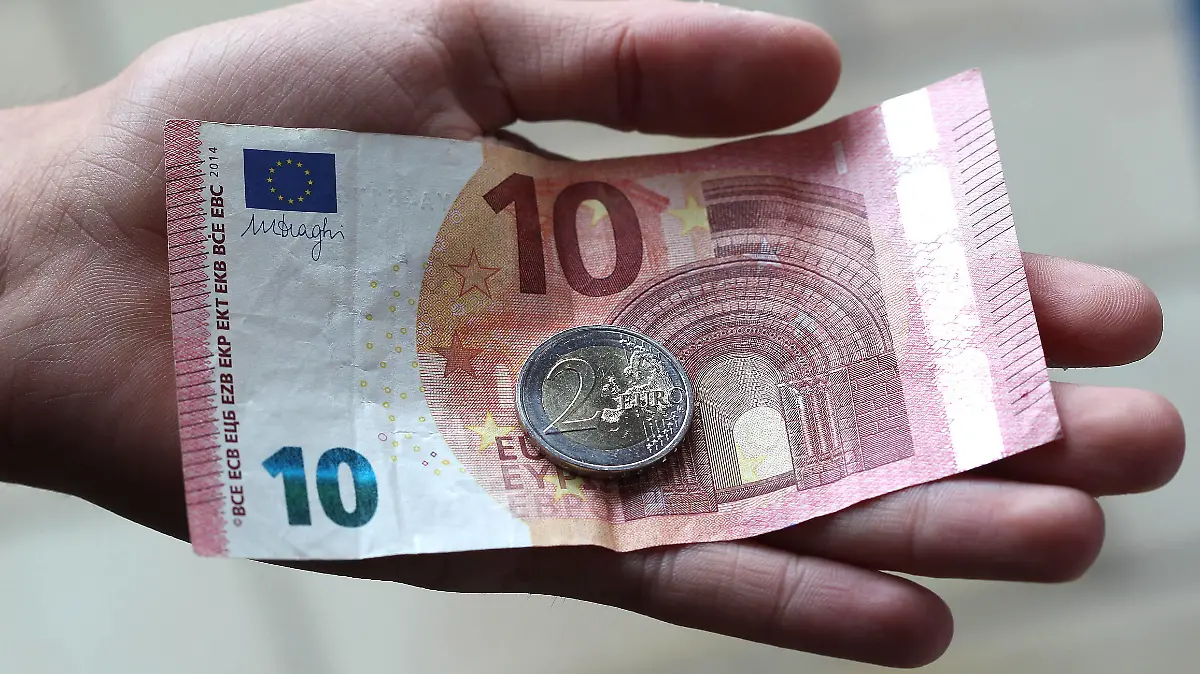 Winden Themenbild - Mindestlohn 12 EURO ab 01. Oktober 2022 Themenbild - Mindestlohn 12 EURO ab 01. Oktober 2022 10 Euro Geldschein, mit 2 Euro Münze, Münzgeld auf einem Geldbeutel, Putzlappen, 12 Euro Mindestlohn ab Oktober 2022, Hände, Handfläche, Finger Symbolbild, Themenbild, Featurebild *** Winden theme picture minimum wage 12 EURO from 01 October 2022 theme picture minimum wage 12 EURO from 01 October 2022 10 Euro banknote, with 2 Euro coin, coin money on a purse, cleaning cloth, 12 Euro minimum wage from October 2022, hands, palm, finger symbol picture, theme picture, feature picture Copyright: xFleigx/xEibner-Pressefotox EP_dfg 