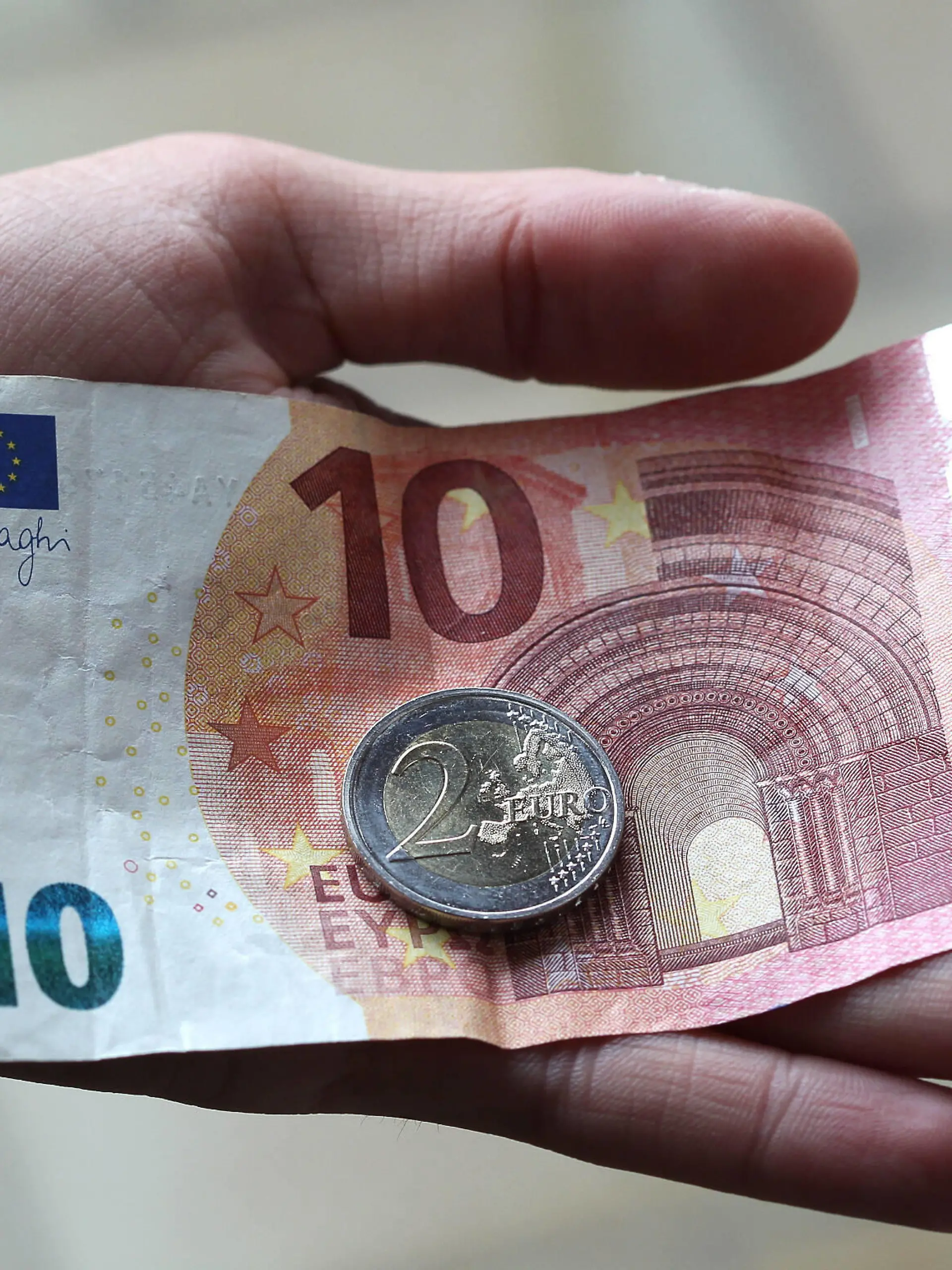 Winden Themenbild - Mindestlohn 12 EURO ab 01. Oktober 2022 Themenbild - Mindestlohn 12 EURO ab 01. Oktober 2022 10 Euro Geldschein, mit 2 Euro Münze, Münzgeld auf einem Geldbeutel, Putzlappen, 12 Euro Mindestlohn ab Oktober 2022, Hände, Handfläche, Finger Symbolbild, Themenbild, Featurebild *** Winden theme picture minimum wage 12 EURO from 01 October 2022 theme picture minimum wage 12 EURO from 01 October 2022 10 Euro banknote, with 2 Euro coin, coin money on a purse, cleaning cloth, 12 Euro minimum wage from October 2022, hands, palm, finger symbol picture, theme picture, feature picture Copyright: xFleigx/xEibner-Pressefotox EP_dfg