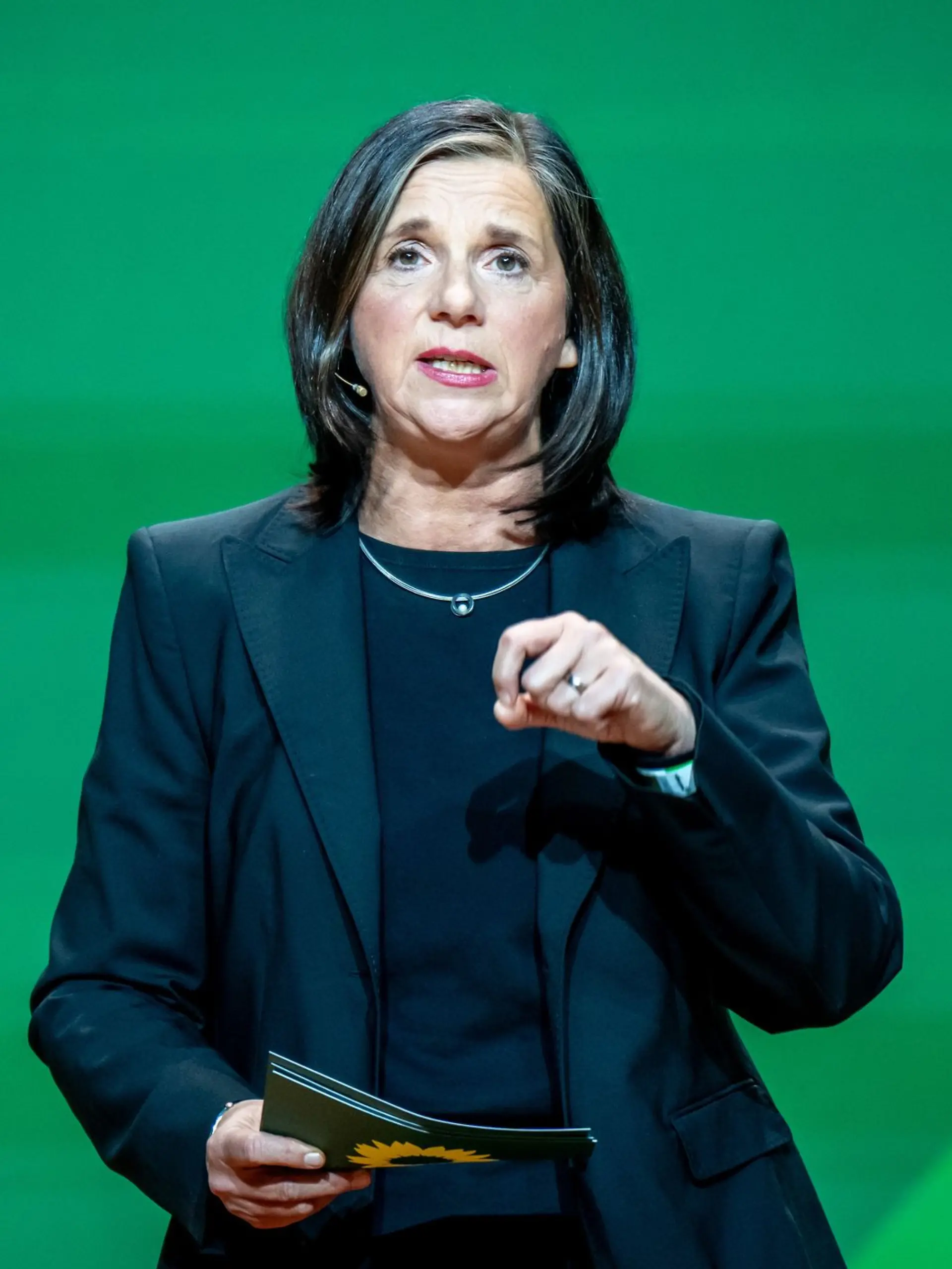 Bild zu: "Grünen-Politikerin mit „spitzem Gegenstand“ bedroht"