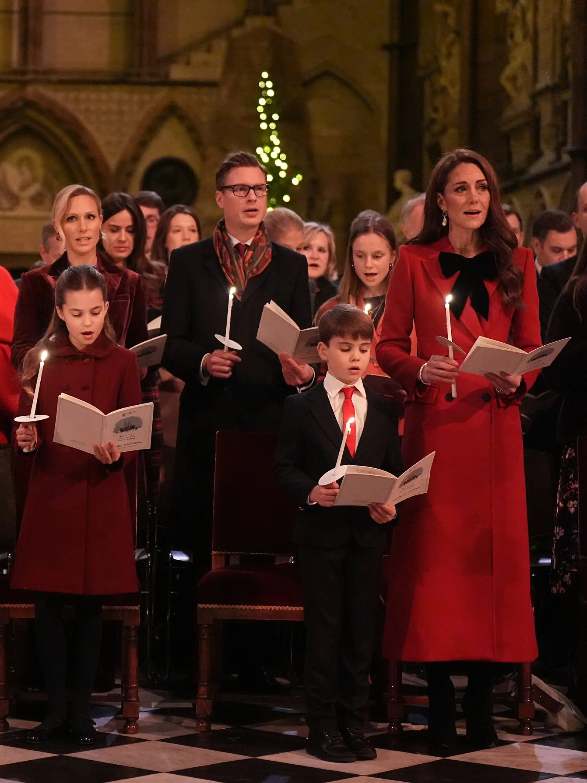 William, Prinz von Wales (l-r), Prinz George, Prinzessin Charlotte, Prinz Louis und Kate, Prinzessin von Wales, singen während des Weihnachtsgottesdienstes „Together At Christmas” in der Westminster Abbey. 