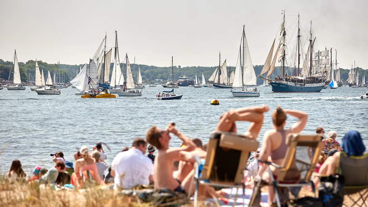 24.06.2023, Schleswig-Holstein, Kiel: Schiffe, Boote, Segler und Traditionssegler nehmen an der Windjammerparade der Kieler Woche auf der Förde teil. Foto: Georg Wendt/dpa +++ dpa-Bildfunk +++