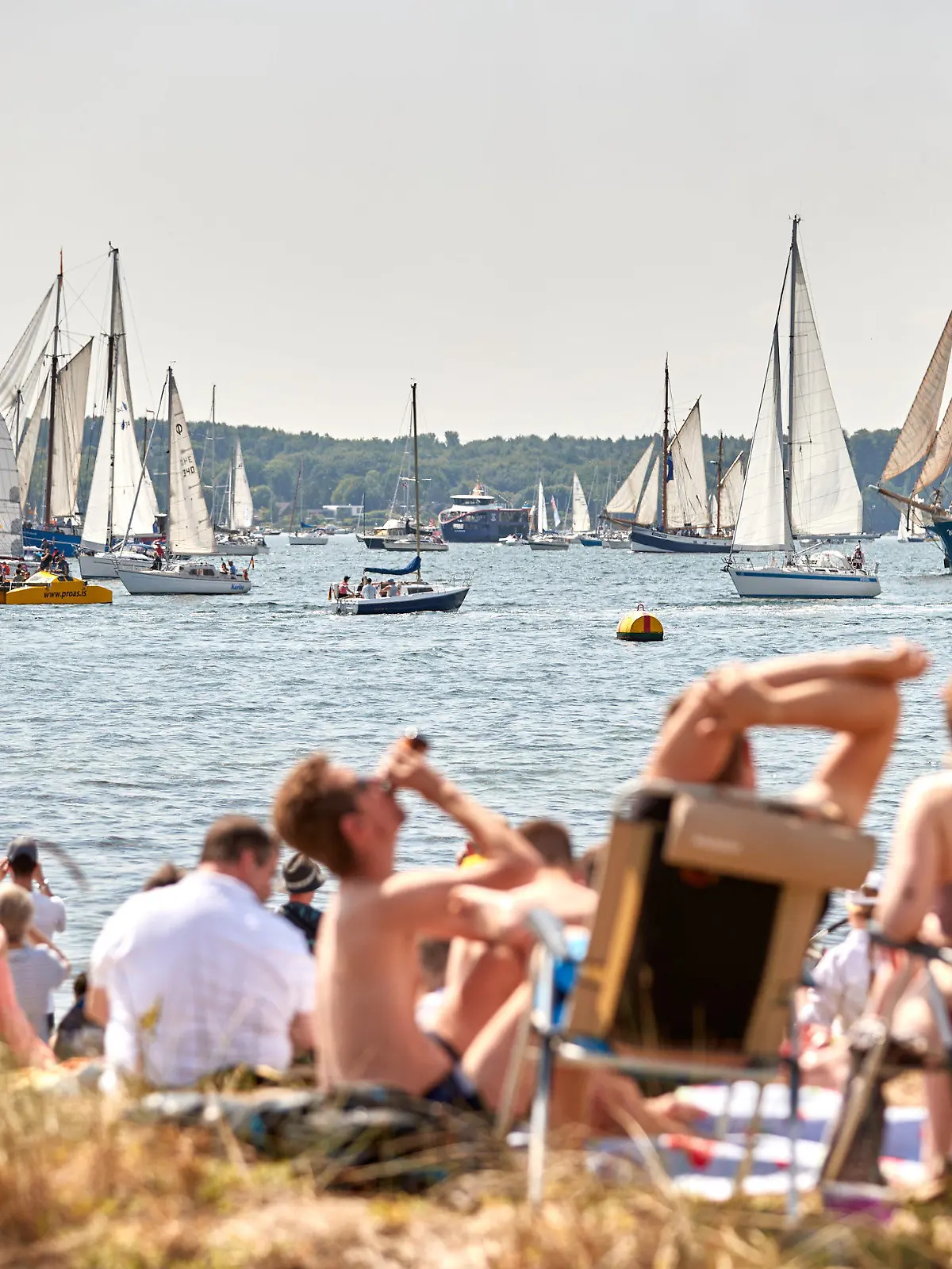 24.06.2023, Schleswig-Holstein, Kiel: Schiffe, Boote, Segler und Traditionssegler nehmen an der Windjammerparade der Kieler Woche auf der Förde teil. Foto: Georg Wendt/dpa +++ dpa-Bildfunk +++