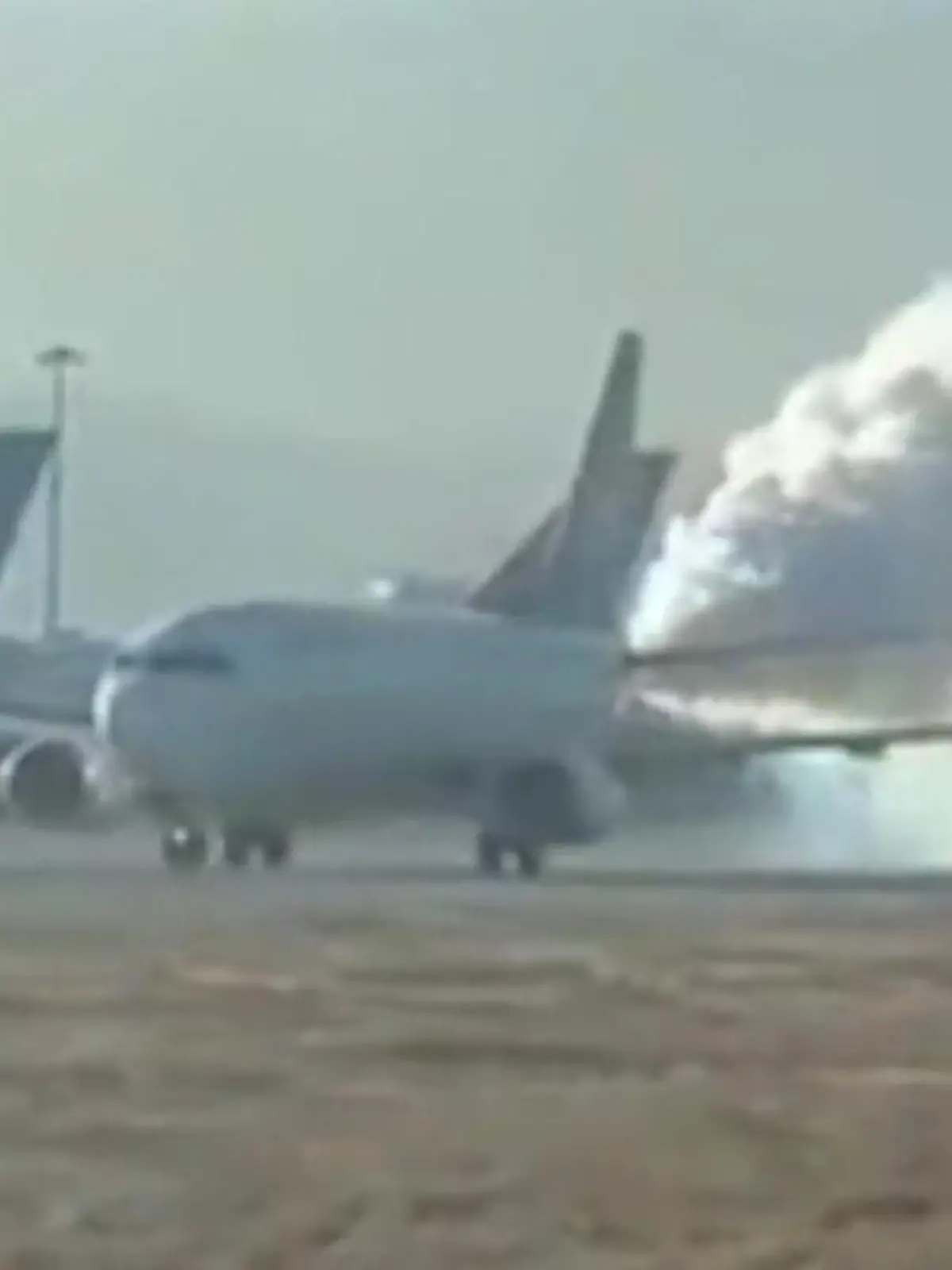 Soll das so sein? Flugzeug ist plötzlich von dichtem Rauch umgeben