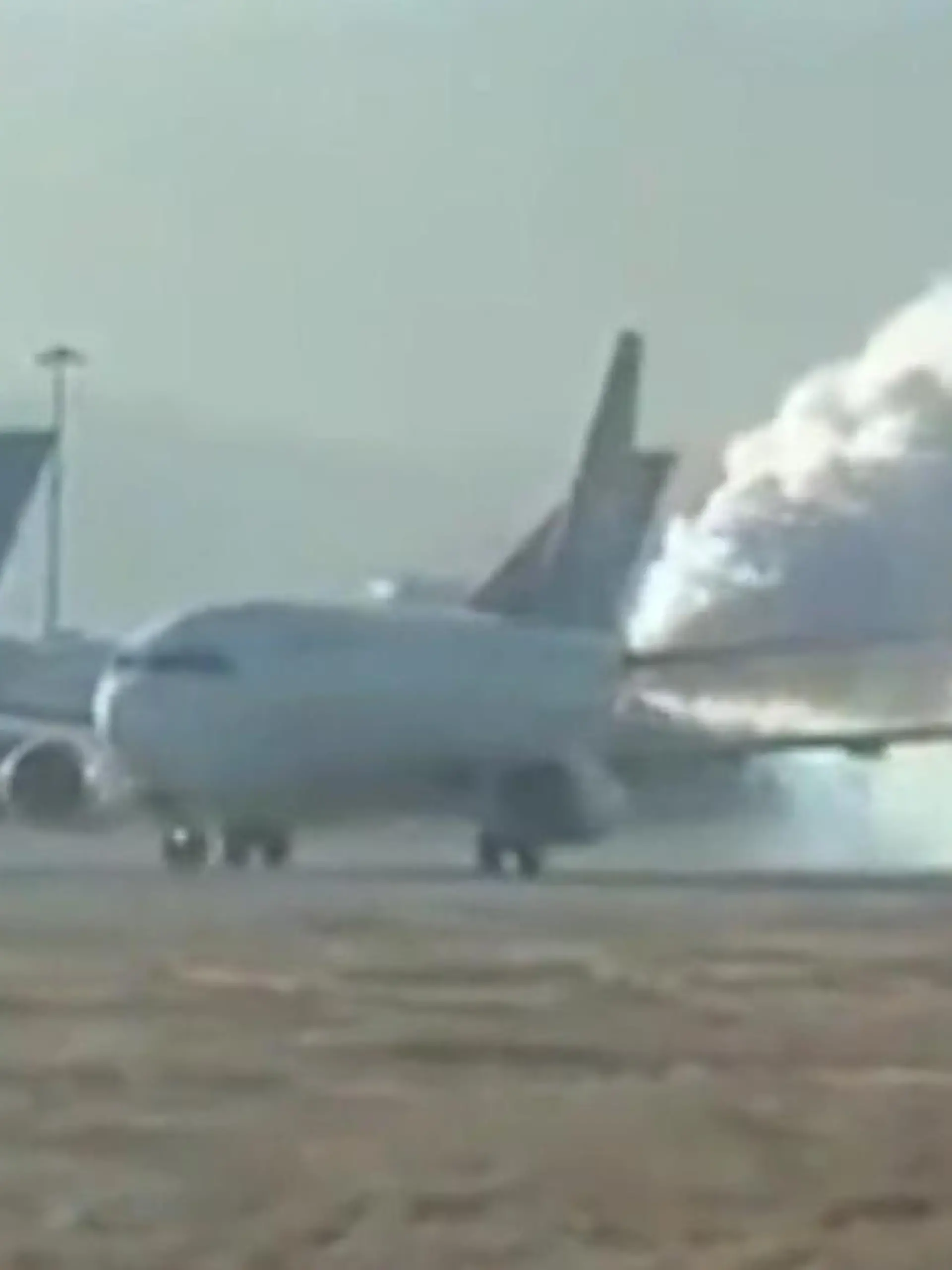 Soll das so sein? Flugzeug ist plötzlich von dichtem Rauch umgeben