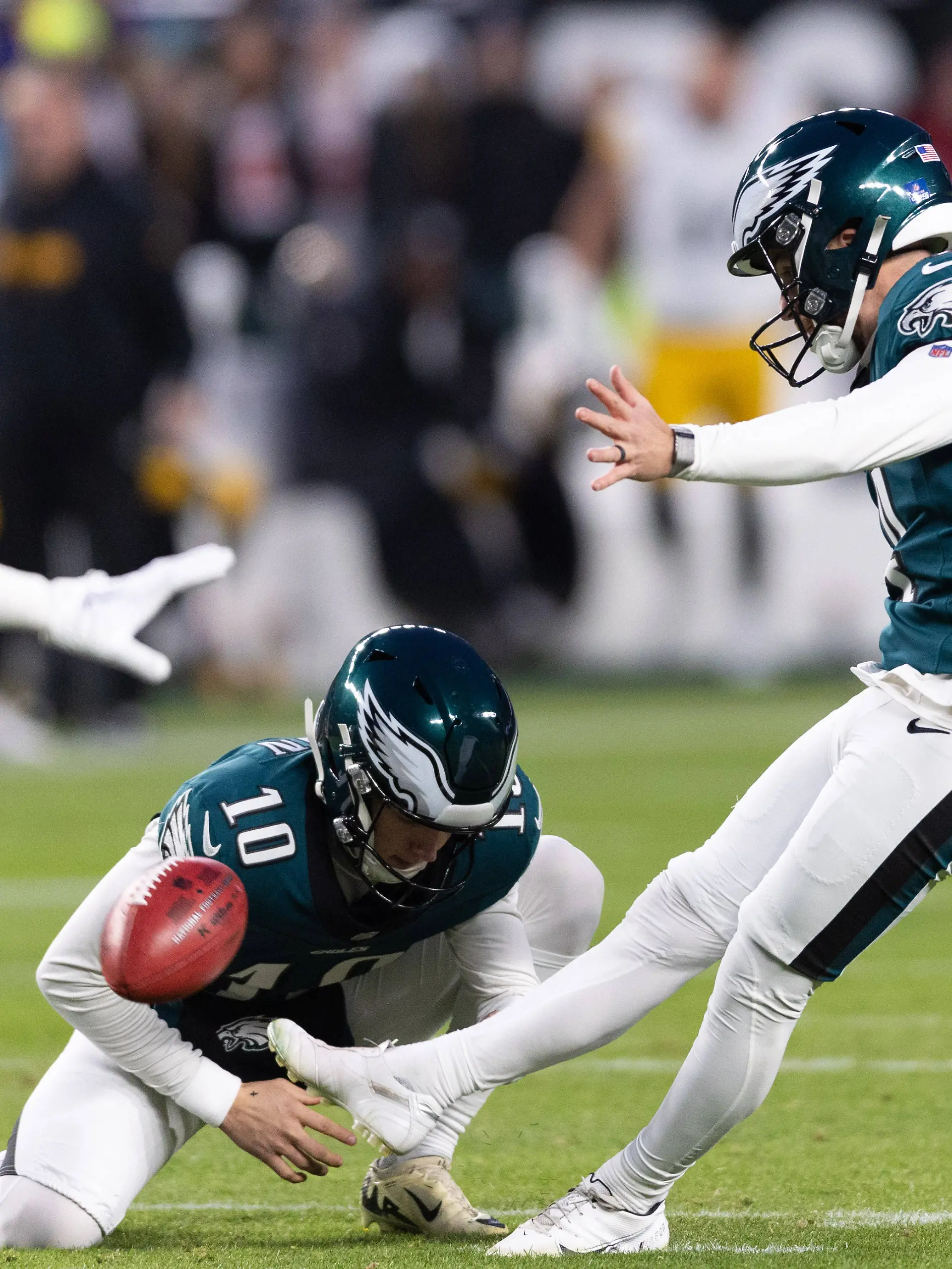 Bild zu: "Eagles feiern Spektakel-Sieg gegen Steelers"