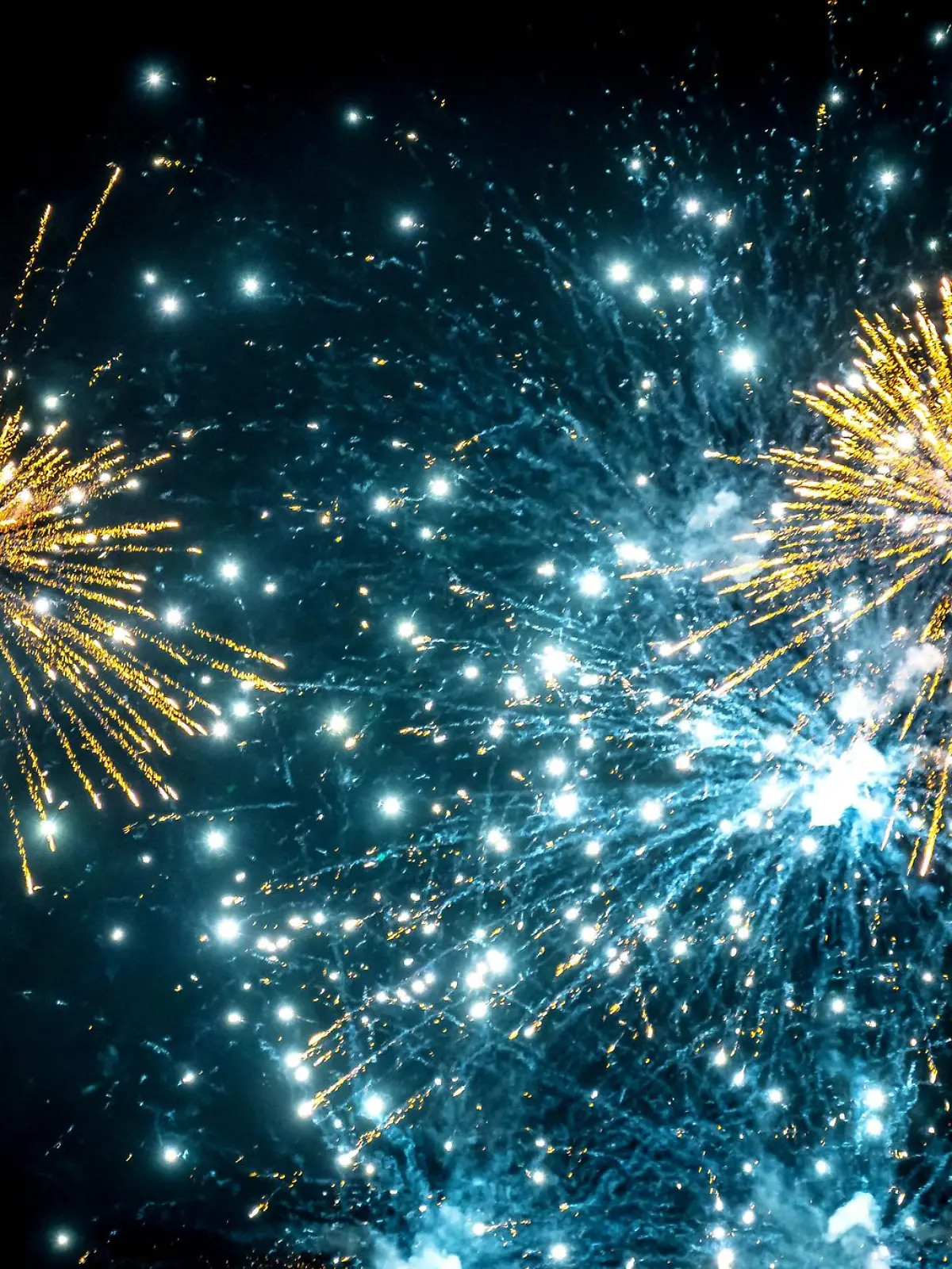 Bild zu: "Am 28. Dezember startet der Feuerwerksverkauf! Wer haftet, wenn mein Auto zerböllert wird?"