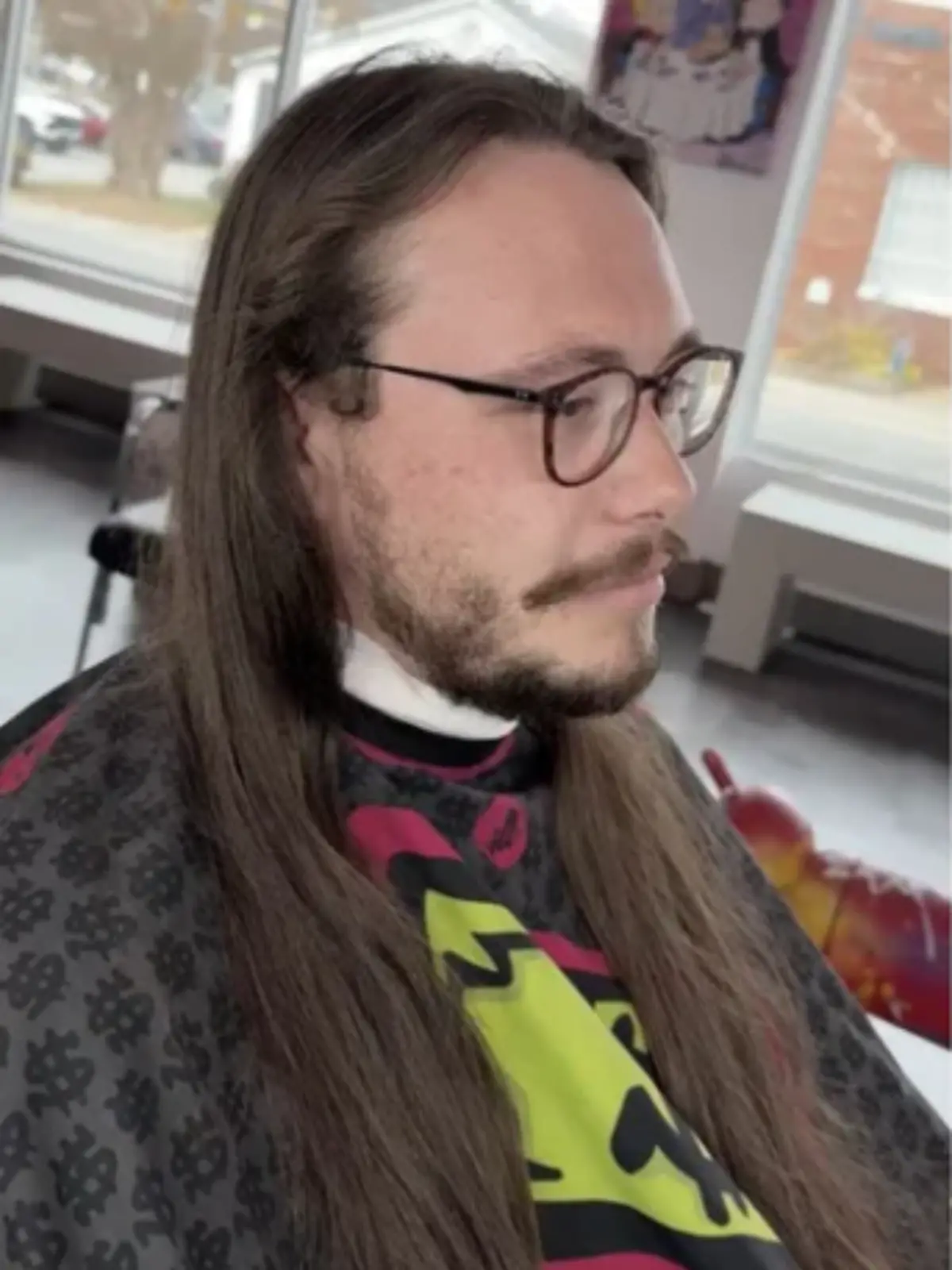 Bild zu: "HAARtastisch! Mann geht nach 16 Jahren erstmals zum Friseur"
