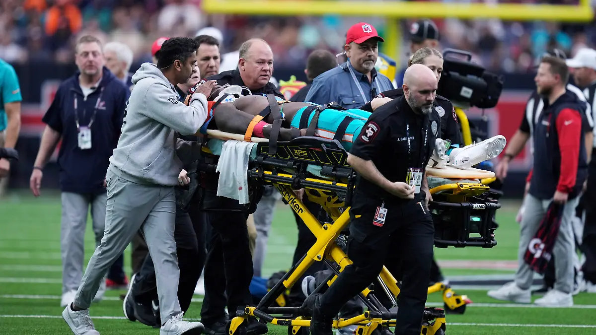 Dolphins-Star Grant DuBose musste vom Platz gefahren werden.