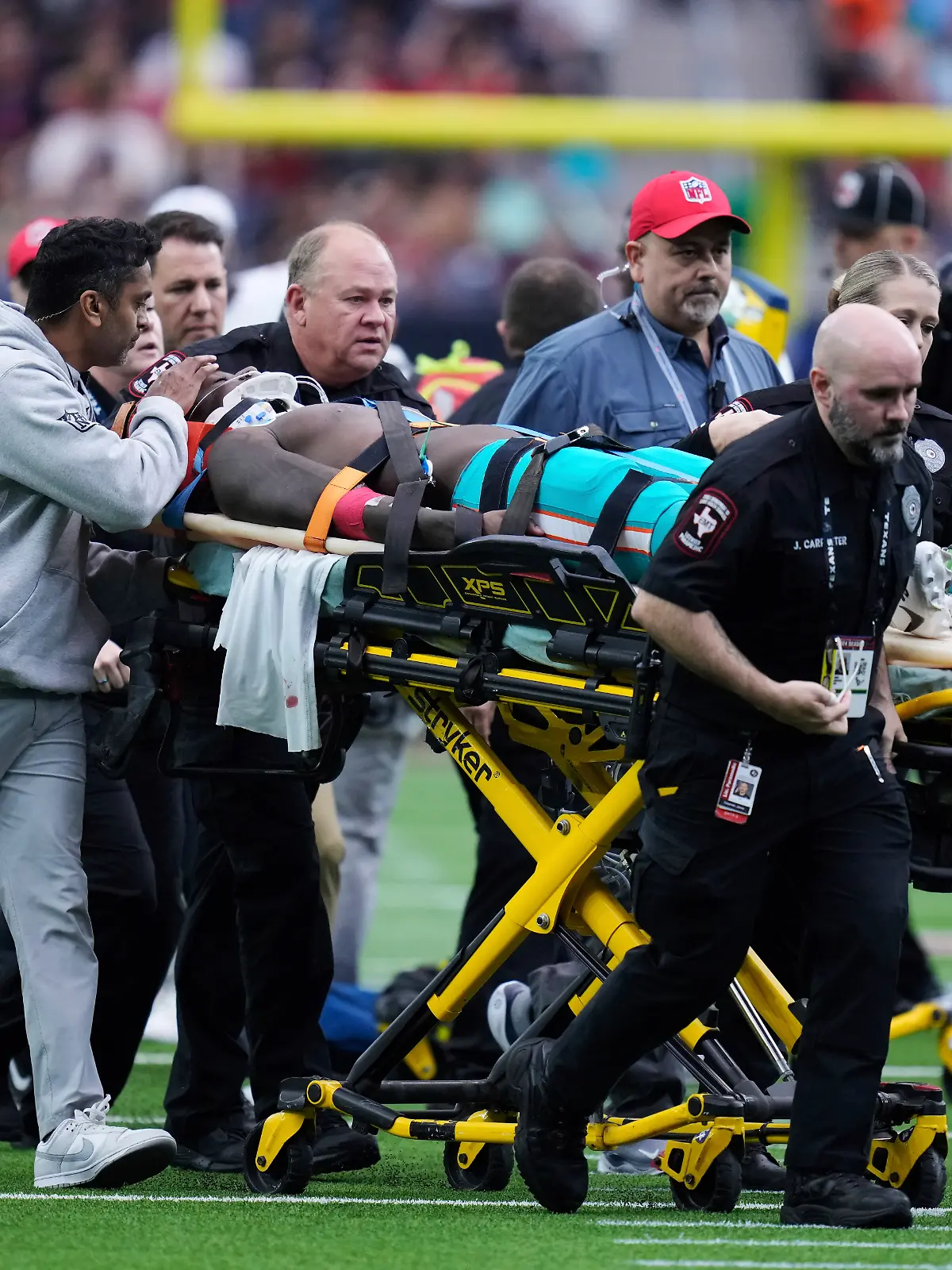 Dolphins-Star Grant DuBose musste vom Platz gefahren werden.