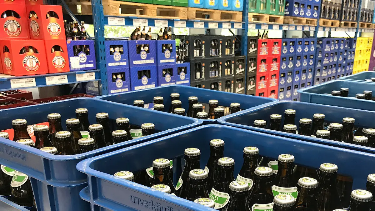 gestapelte volle Bierkisten in einem Getraenkemarkt.Augustiner Helles Bier.