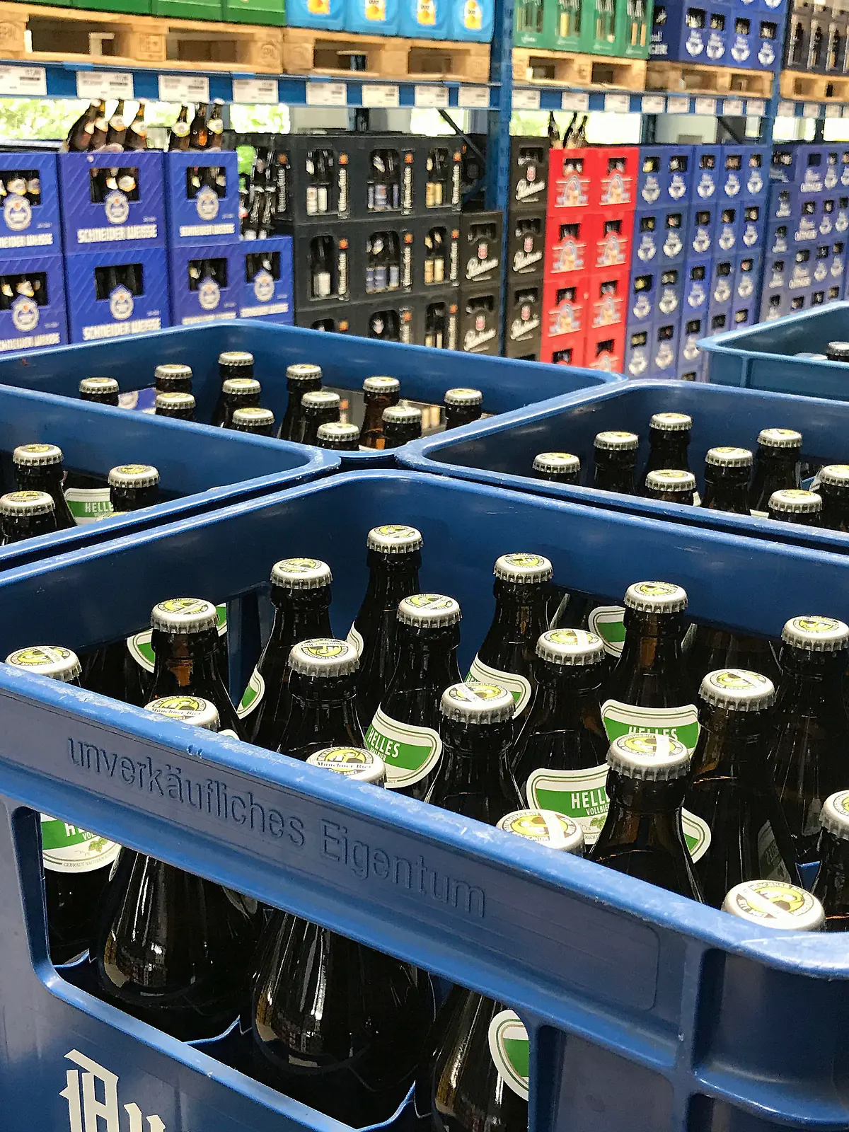gestapelte volle Bierkisten in einem Getraenkemarkt.Augustiner Helles Bier.