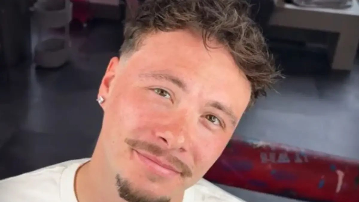 Mann lächelt mit neuer Frisur nach seinem Umstyling in die Kamera