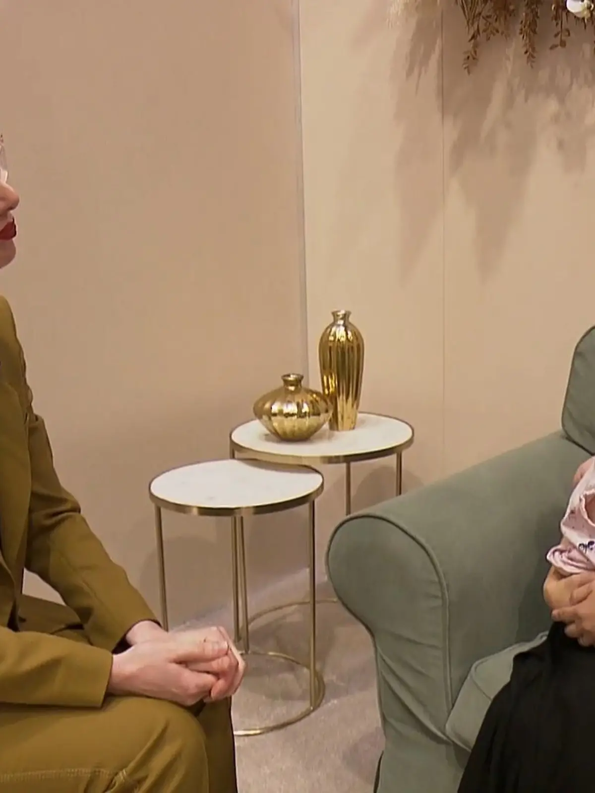 Bild zu: "Cindy auf der Suche nach ihrem Hochzeitslook"