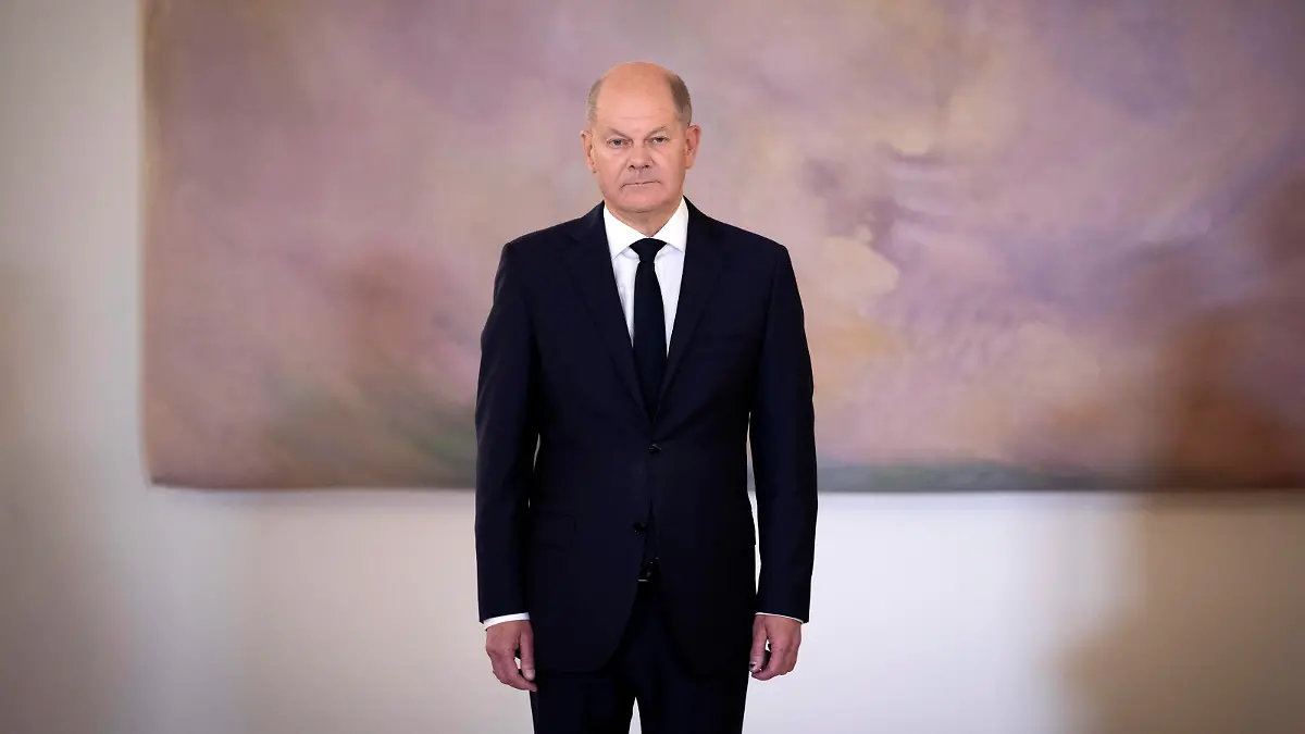 Olaf Scholz - Ende der Ampel-Koalition DEU, Deutschland, Germany, Berlin, 07.11.2024 Olaf Scholz , Bundeskanzler SPD , im Rahmen der Feierstunde der Ernennungsurkunden und die Abberufungsurkunden des Bundespraesidenten im Schloss Bellevue in Berlin Deutschland an 7. November 2024 . Am Tag zuvor entliess der deutsche Bundeskanzler Finanzminister Christian Lindner welches zum Ende der Ampel-Koalition fuehrte. en: Olaf Scholz , German Chancellor SPD , during the ceremony hand over respective with their respective letter of appointment and the dismissal orders ab the German President at Schloss Bellevue Palace in Berlin Germany on November 7, 2024. The day before, the German Chancellor sacked Finance minister Christian Lindner, from the pro-bus