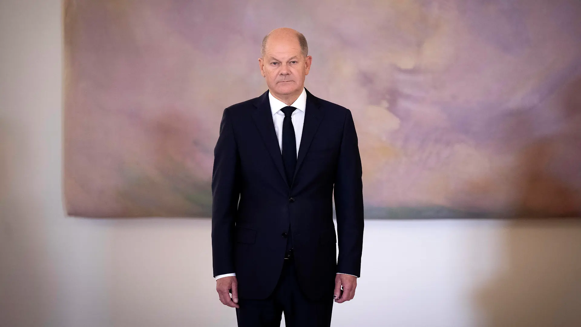 Olaf Scholz - Ende der Ampel-Koalition DEU, Deutschland, Germany, Berlin, 07.11.2024 Olaf Scholz , Bundeskanzler SPD , im Rahmen der Feierstunde der Ernennungsurkunden und die Abberufungsurkunden des Bundespraesidenten im Schloss Bellevue in Berlin Deutschland an 7. November 2024 . Am Tag zuvor entliess der deutsche Bundeskanzler Finanzminister Christian Lindner welches zum Ende der Ampel-Koalition fuehrte. en: Olaf Scholz , German Chancellor SPD , during the ceremony hand over respective with their respective letter of appointment and the dismissal orders ab the German President at Schloss Bellevue Palace in Berlin Germany on November 7, 2024. The day before, the German Chancellor sacked Finance minister Christian Lindner, from the pro-bus