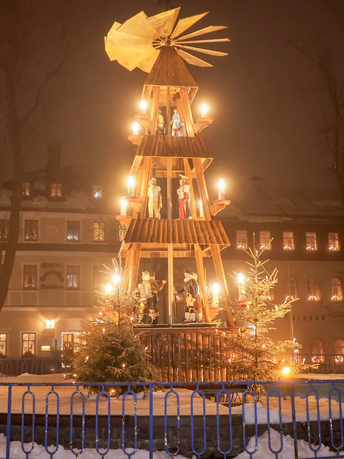 In knapp zwei Wochen ist Heiligabend und es stellt sich auch dieses Jahr: Gibt es Weiße Weihnachten? Zumindestens im oberen Bergland herrscht aktuell eisiger Bergwinter. Das Wetter ist aktuell turbulent. In der Höhe etwas mildere Luft, am Boden Frost - gefährlicher gefrierender Regen sorgte im Erzgebirge für Glatteis oberhalb von 600 Metern. Vereinzelt gab es Unfälle. Auf der B 95 in Hammerunterwiesenthal blieb es bei Blechschäden (im Bild). In Arnsfeld rutschte eine Frau samt Kindern in den Straßengraben. Verletzt wurde niemand. Auf dem Fichtelberg liegen aktuell über 30 cm Schnee. Dicker Raureif lassen den Fichtelberg in ein kleines Sibirien verwandelt. Auch ein Camper übernachtete auf dem Fichtelberg. Weihnachtlich und dazu tiefwinterlich hatte er es alle Mal. Hält die Weiße Pracht bis Weihnachten? Für Prognosen ist es zu früh, die Chancen stehen aber nicht schlecht. / 091224