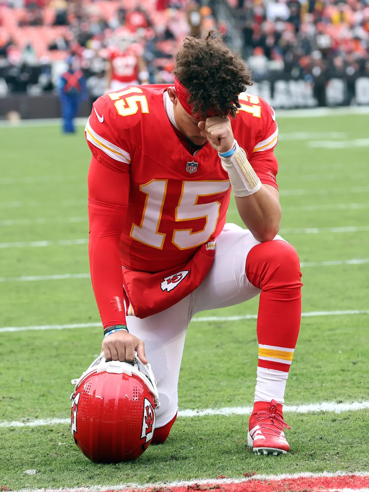 
Große Sorgen bei den Kansas City Chiefs: Quarterback Patrick Mahomes wird im letzten Viertel des Spiels gegen die Cleveland Browns schwer getroffen und muss vom Feld. 