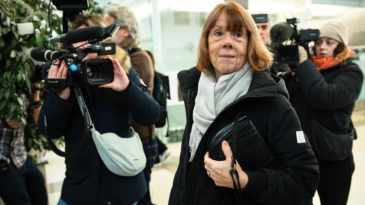 16.12.2024, Frankreich, Avignon: Gisele Pelicot trifft zum letzten Tag der Plädoyers der Verteidigung im Prozess gegen ihren ehemaligen Ehemann im Gerichtsgebäude von Avignon ein. Dieser ist angeklagt, Gisele Pelicot fast zehn Jahre lang unter Drogen gesetzt und Fremde eingeladen zu haben, sie in ihrem Haus in Mazan, einer kleinen Stadt in Südfrankreich, zu vergewaltigen. Foto: Clement Mahoudeau/AFP/dpa +++ dpa-Bildfunk +++
