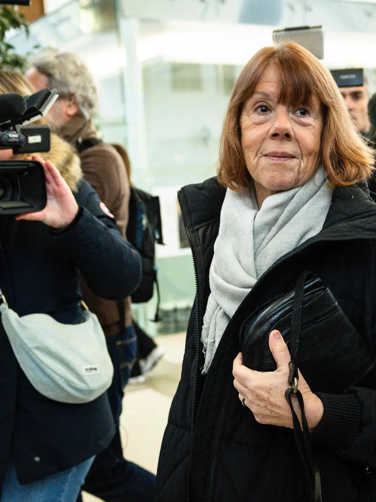 16.12.2024, Frankreich, Avignon: Gisele Pelicot trifft zum letzten Tag der Plädoyers der Verteidigung im Prozess gegen ihren ehemaligen Ehemann im Gerichtsgebäude von Avignon ein. Dieser ist angeklagt, Gisele Pelicot fast zehn Jahre lang unter Drogen gesetzt und Fremde eingeladen zu haben, sie in ihrem Haus in Mazan, einer kleinen Stadt in Südfrankreich, zu vergewaltigen. Foto: Clement Mahoudeau/AFP/dpa +++ dpa-Bildfunk +++