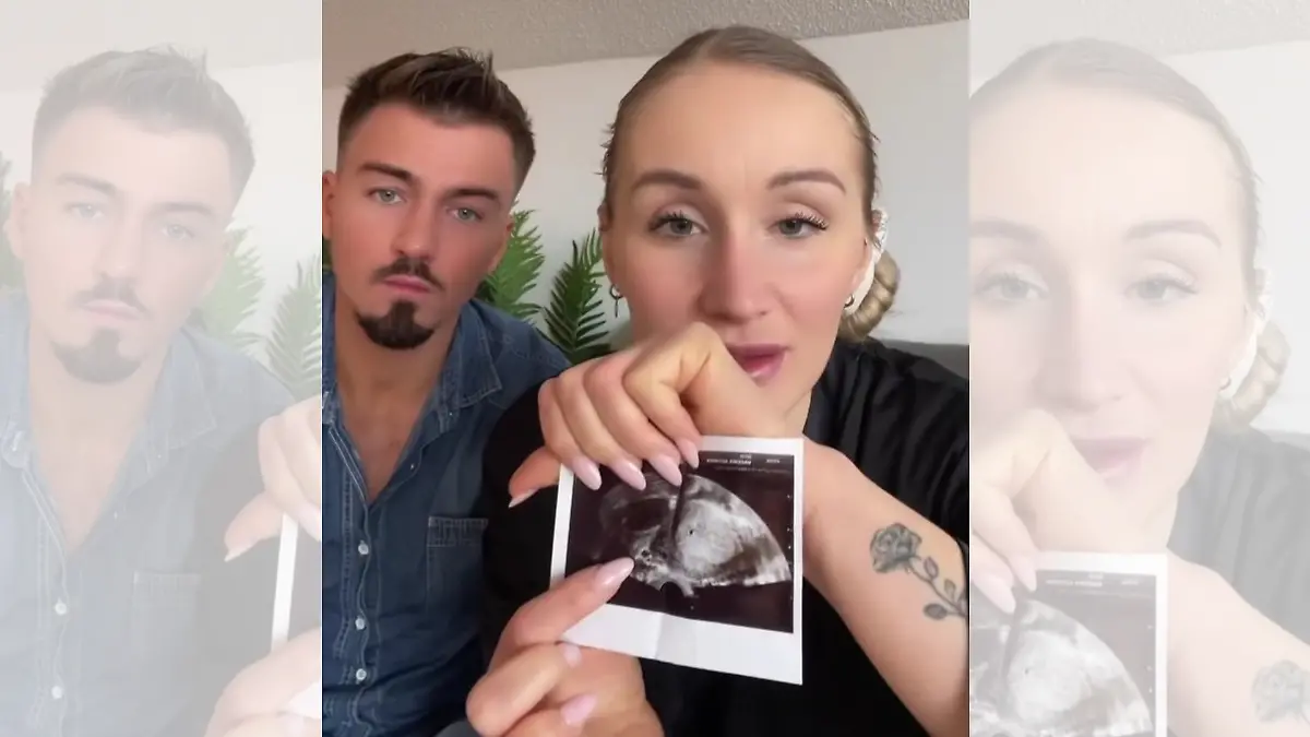 Kevin und Kathi zeigen ein Ultraschallbild ihres Babys