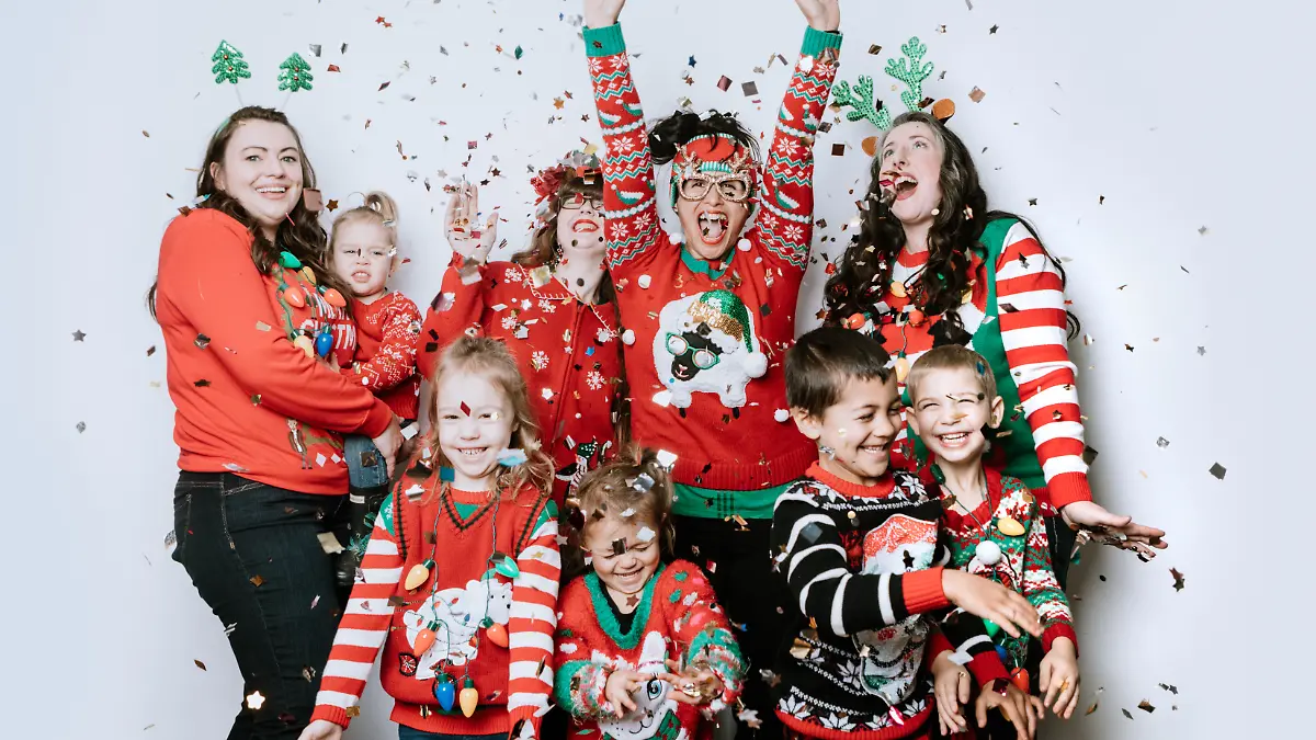 Gruppe aus Menschen mit hässlichen Weihnachtspullovern an