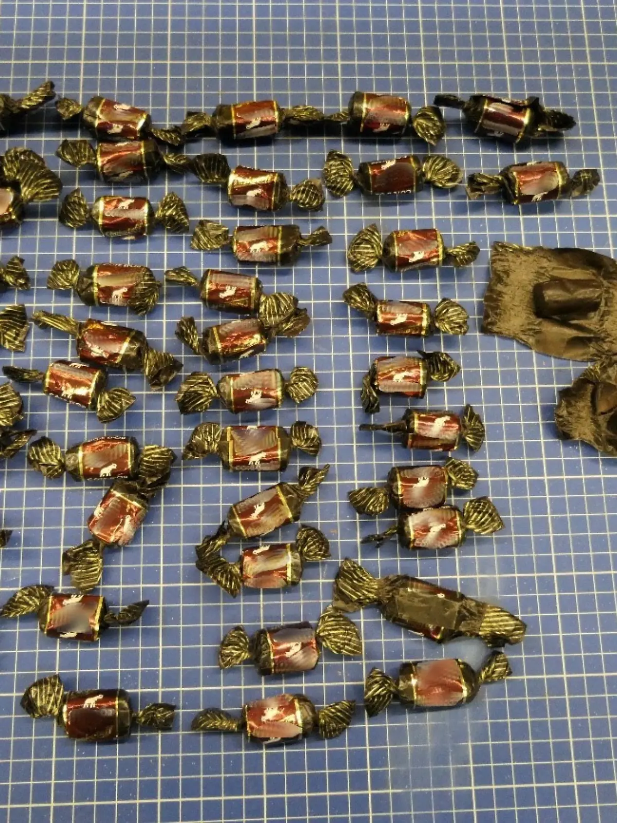 Täuschend echt: Diese Schokoladenbonbons entpuppten sich als Versteck für eine gefährliche Substanz - Rohopium.