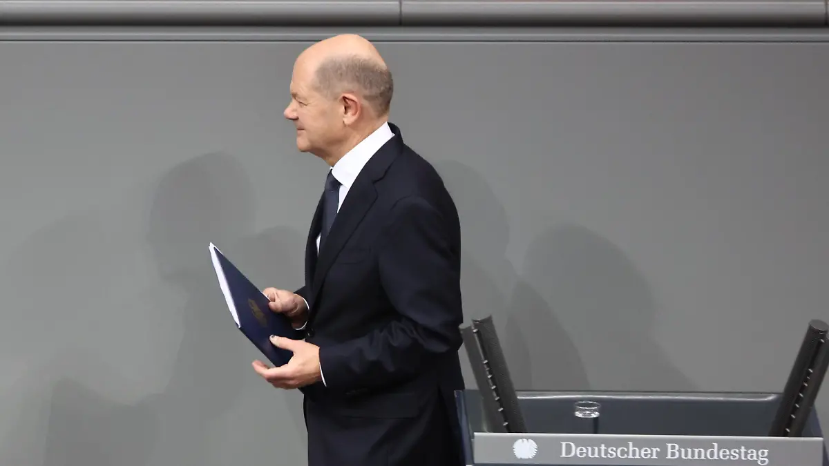Bundeskanzler Olaf Scholz (SPD) kehrt nach seiner Vertrauensfrage an seinen Platz zurück. Nach dem Aus der Ampel-Koalition stellt Bundeskanzler Scholz im Bundestag die Vertrauensfrage, um eine Neuwahl am 23. Februar 2025 herbeizuführen. 