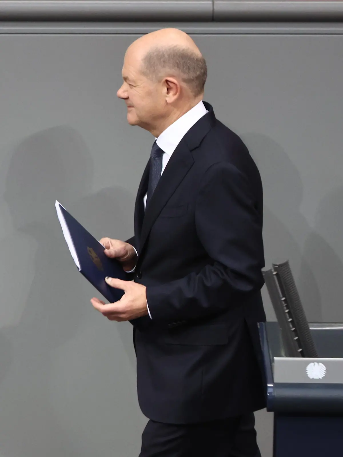 Bundeskanzler Olaf Scholz (SPD) kehrt nach seiner Vertrauensfrage an seinen Platz zurück. Nach dem Aus der Ampel-Koalition stellt Bundeskanzler Scholz im Bundestag die Vertrauensfrage, um eine Neuwahl am 23. Februar 2025 herbeizuführen. 