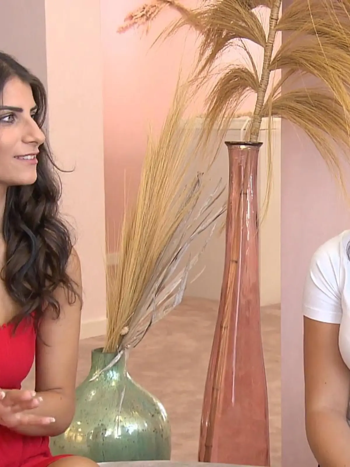 Bild zu: "Nancy hat bereits fünf Kleider anprobiert"