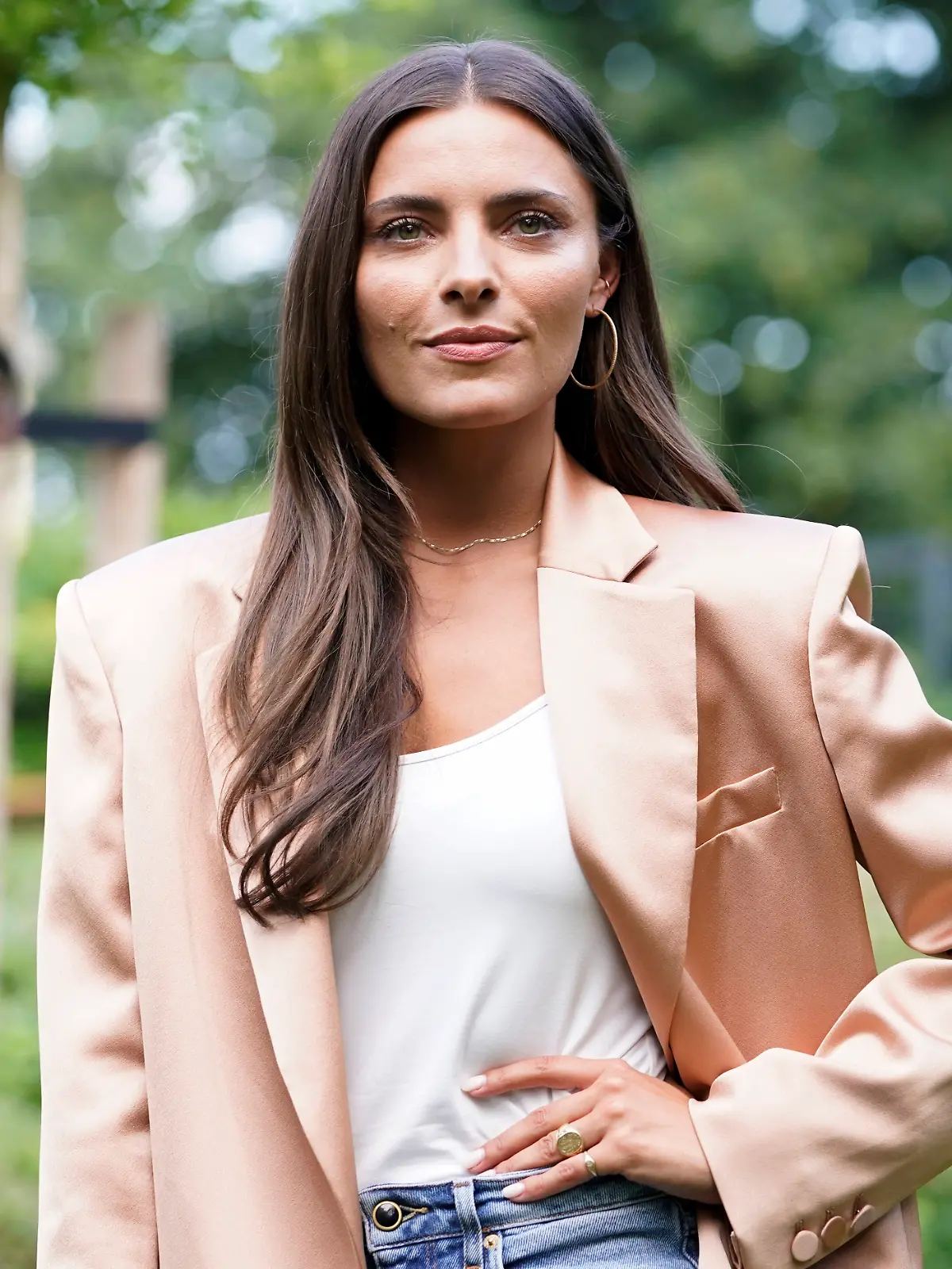 Vom Rampenlicht zur Politik: Sophia Thomalla, bekannt aus Film und Fernsehen, zeigt ebenso wie ihre Mutter Interesse am politischen Geschehen.