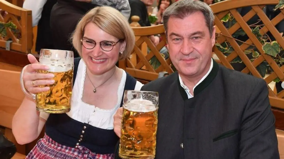 Markus Söder besucht ein Volksfest in Augsburg.