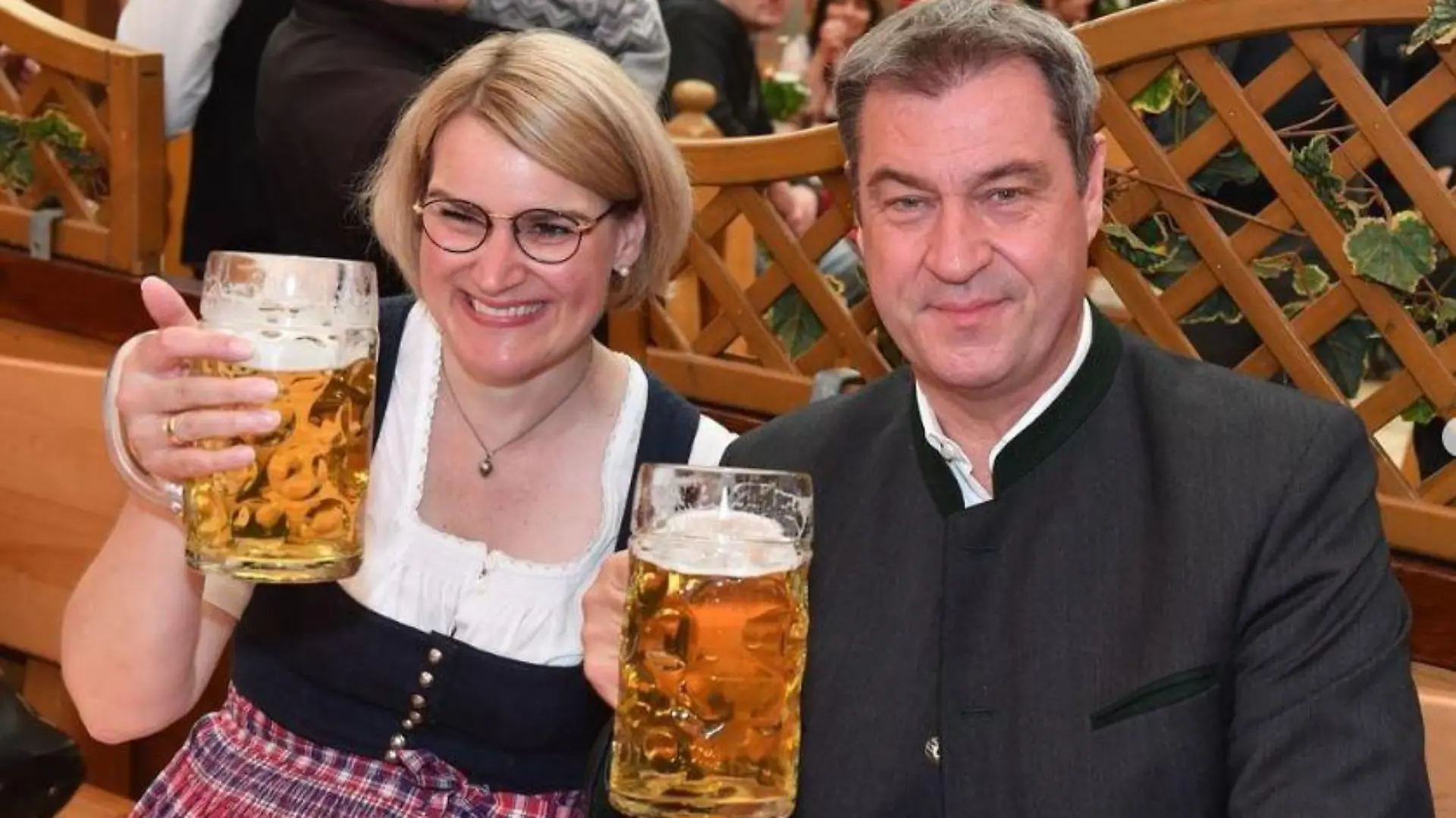 Markus Söder besucht ein Volksfest in Augsburg.