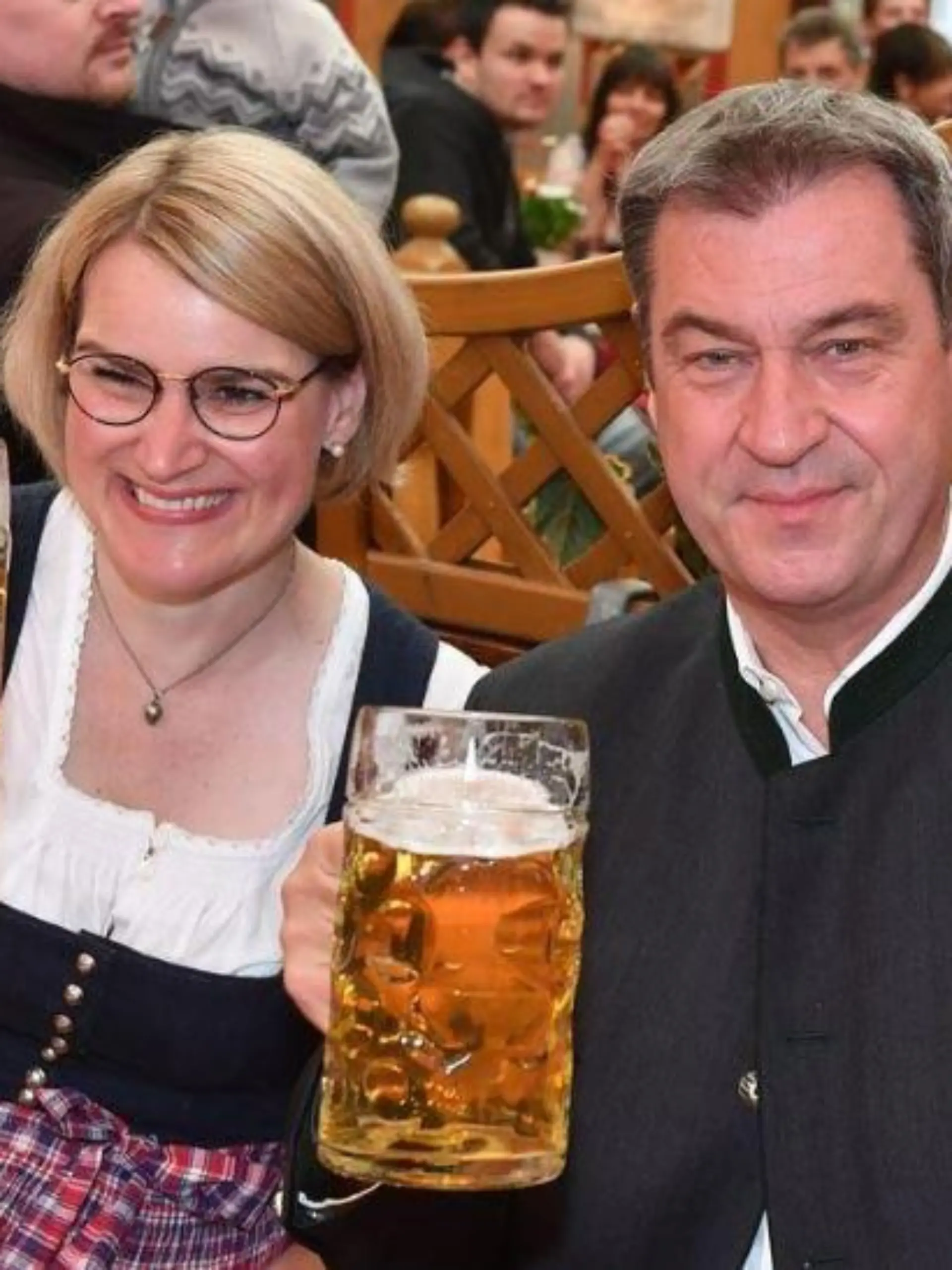 Markus Söder besucht ein Volksfest in Augsburg.